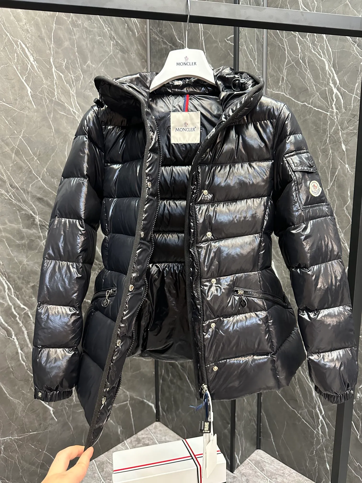 P780 Hot Sale ⬆️Moncler Barante Women’s Short Down Jacket The Barante short down jacket combines femininity with practical functions, reinterpreting the aesthetic style of the 1970s for modern women. The Barante down jacket is made from lustrous nylon and is inspired by the 1970s. It adopts a waist design and presents an A-line silhouette, highlighting a feminine style. An adjustable hood and signature logo patch add finishing touches. Details •Made of nylon laqué fabric •Nylon laqué lining •Down filling •Adjustable hood •Zip and snap closure •Suit pocket •Adjustable cuffs Size : 0-3. Snow White/Light Pink/Black.