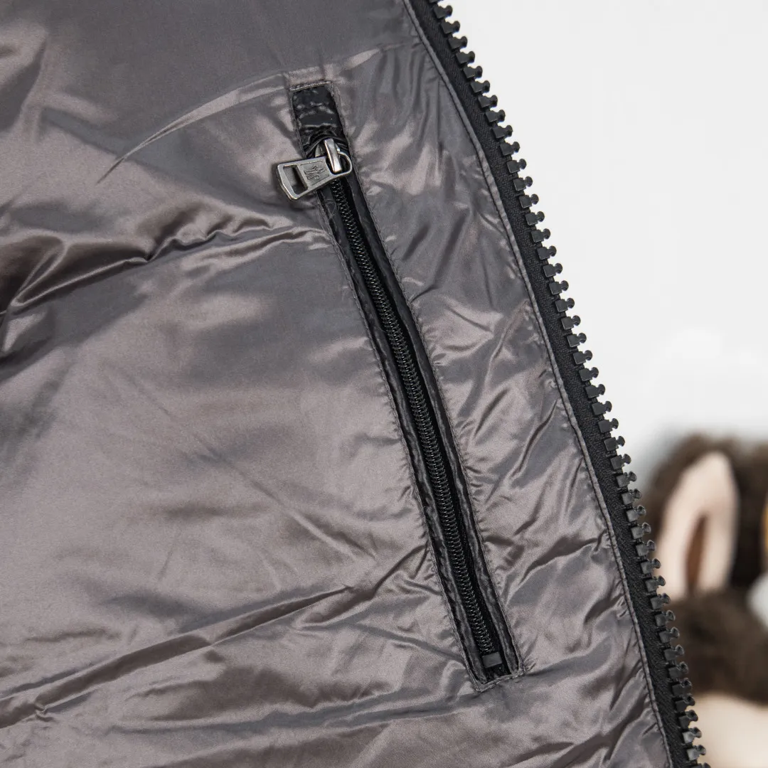 P760 💰zp version [Exclusive supply] New 24maire down ⬆️Moncler Maire women's short down jacket interprets Mayan classics Fabric: Technical nylon lacquer surface Customer-supplied fabric Highly fluffy and over-standard 90 down filling Maire down jacket is specially designed for those who like well-designed basic items. It is a classic Moncler style and a popular product. Made from iconic patented nylon, the Maire down jacket is a classic Moncler womenswear piece, with a short silhouette and timeless design. Made from patented nylon in a comfortable fit, it features a removable hood and performance details for comfort and warmth. ⚠️Made of patented nylon ���️Patented nylon lining ⚠️White goose-filled down ⚠️Detachable hood with snap buttons ⚠️Zip closure Zippered pockets ⚠️Adjustable snap-button sleeves Color: Black White Gray Pink Size: 0 1 2 3 Number: MM10586
