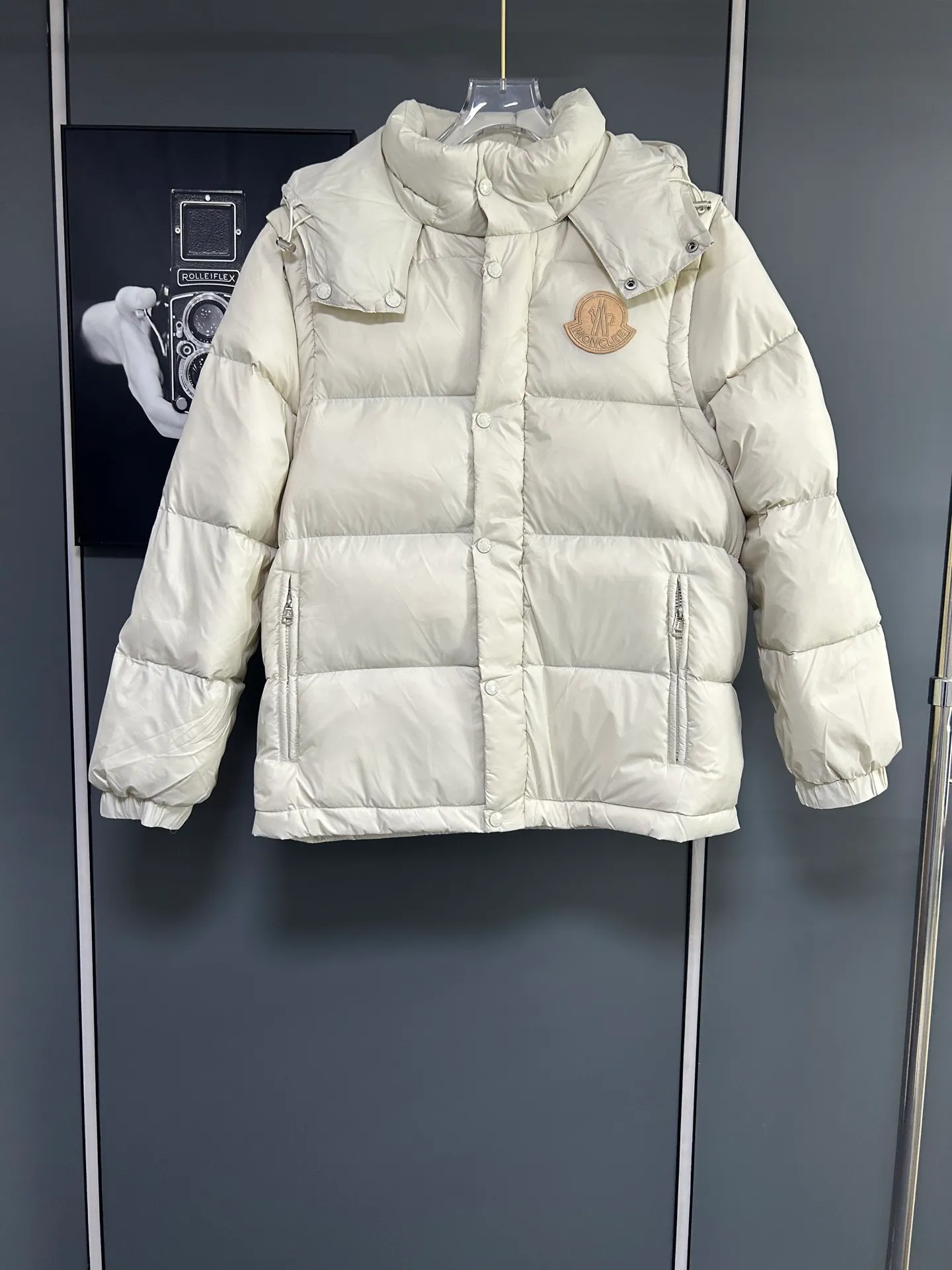 P800 2025 new autumn and winter style Moncler Avocette detachable vest down jacket original custom-made hardware accessories are fully imported and original customization is welcome. Absolute high quality using top-grade 95 white duck down. Super soft and fluffy. Super heavy-duty. The fabric is well-crafted and the version is perfect. Note △The fabric is super comfortable and warm. Exclusive non-market product. The upper body effect is super good. Same style for men and women. Color: Milky white Size: M-3XL