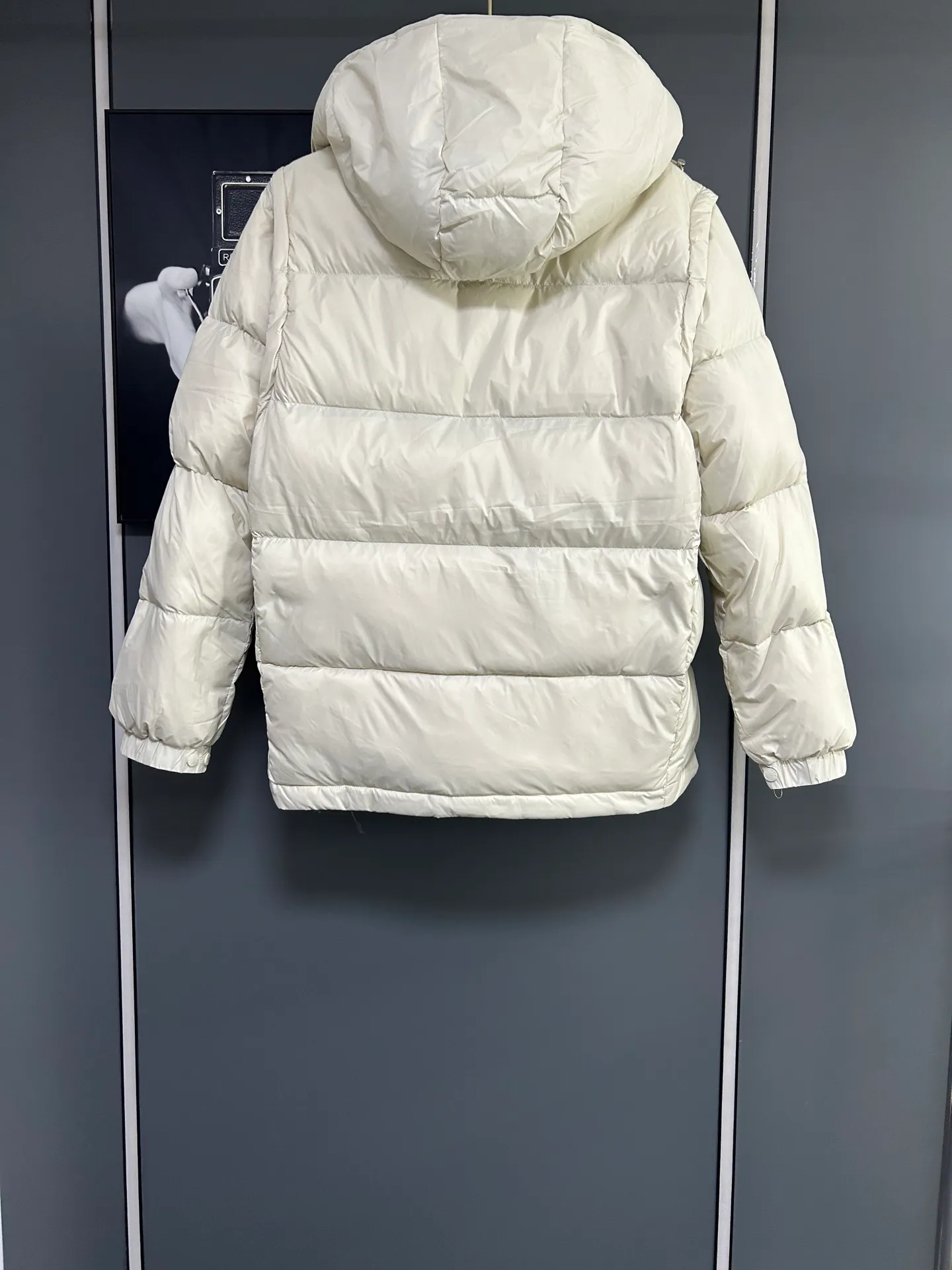 P800 2025 new autumn and winter style Moncler Avocette detachable vest down jacket original custom-made hardware accessories are fully imported and original customization is welcome. Absolute high quality using top-grade 95 white duck down. Super soft and fluffy. Super heavy-duty. The fabric is well-crafted and the version is perfect. Note △The fabric is super comfortable and warm. Exclusive non-market product. The upper body effect is super good. Same style for men and women. Color: Milky white Size: M-3XL