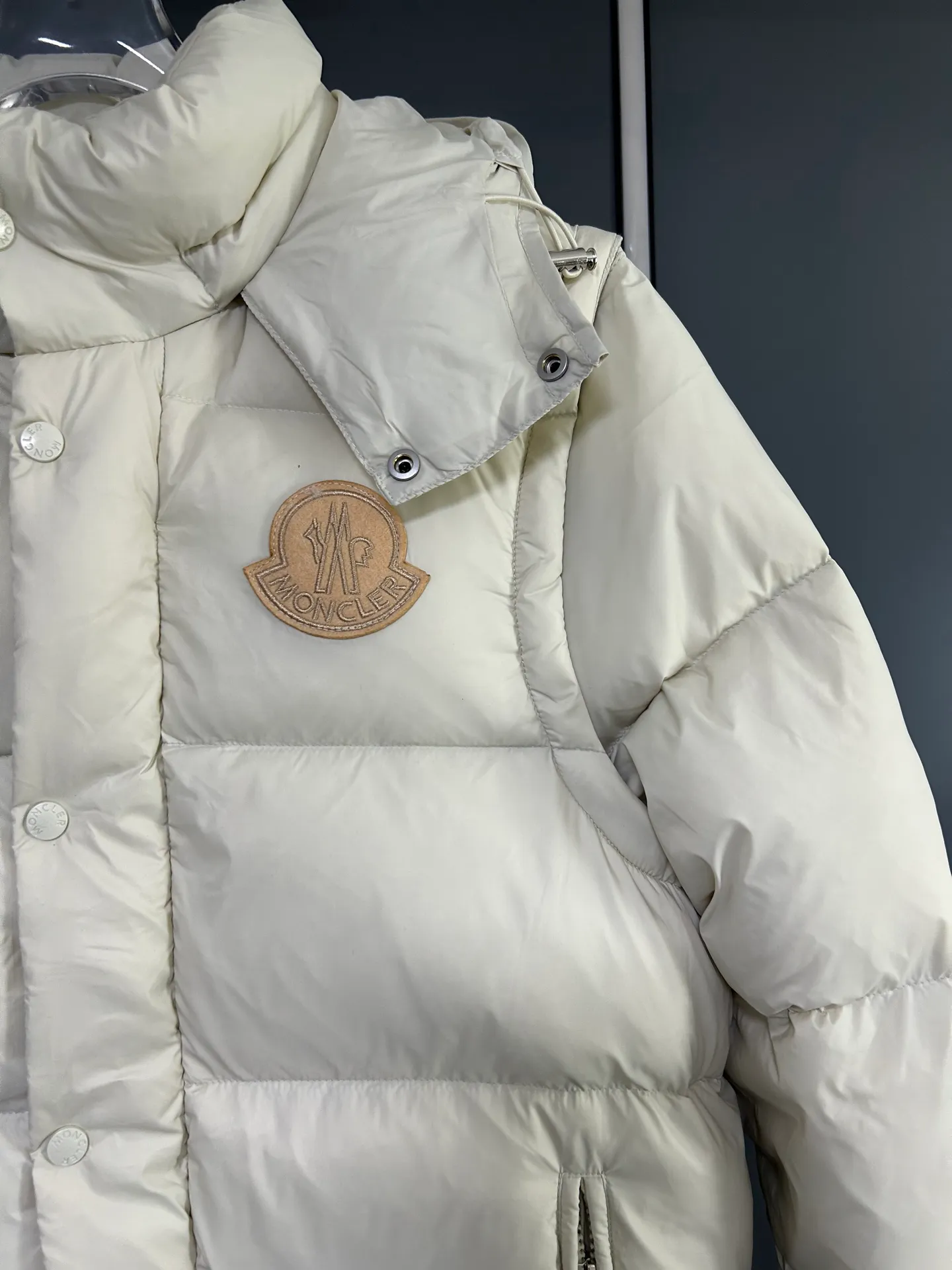 P800 2025 new autumn and winter style Moncler Avocette detachable vest down jacket original custom-made hardware accessories are fully imported and original customization is welcome. Absolute high quality using top-grade 95 white duck down. Super soft and fluffy. Super heavy-duty. The fabric is well-crafted and the version is perfect. Note △The fabric is super comfortable and warm. Exclusive non-market product. The upper body effect is super good. Same style for men and women. Color: Milky white Size: M-3XL