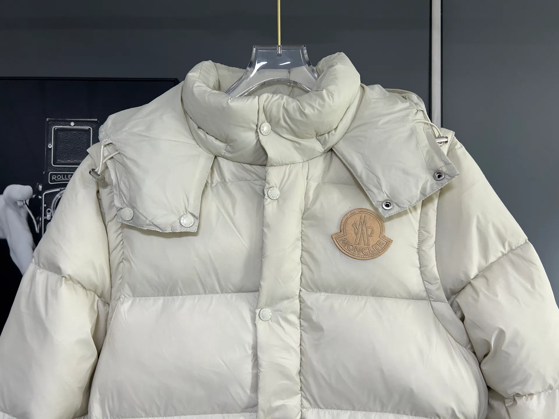 P800 2025 new autumn and winter style Moncler Avocette detachable vest down jacket original custom-made hardware accessories are fully imported and original customization is welcome. Absolute high quality using top-grade 95 white duck down. Super soft and fluffy. Super heavy-duty. The fabric is well-crafted and the version is perfect. Note △The fabric is super comfortable and warm. Exclusive non-market product. The upper body effect is super good. Same style for men and women. Color: Milky white Size: M-3XL