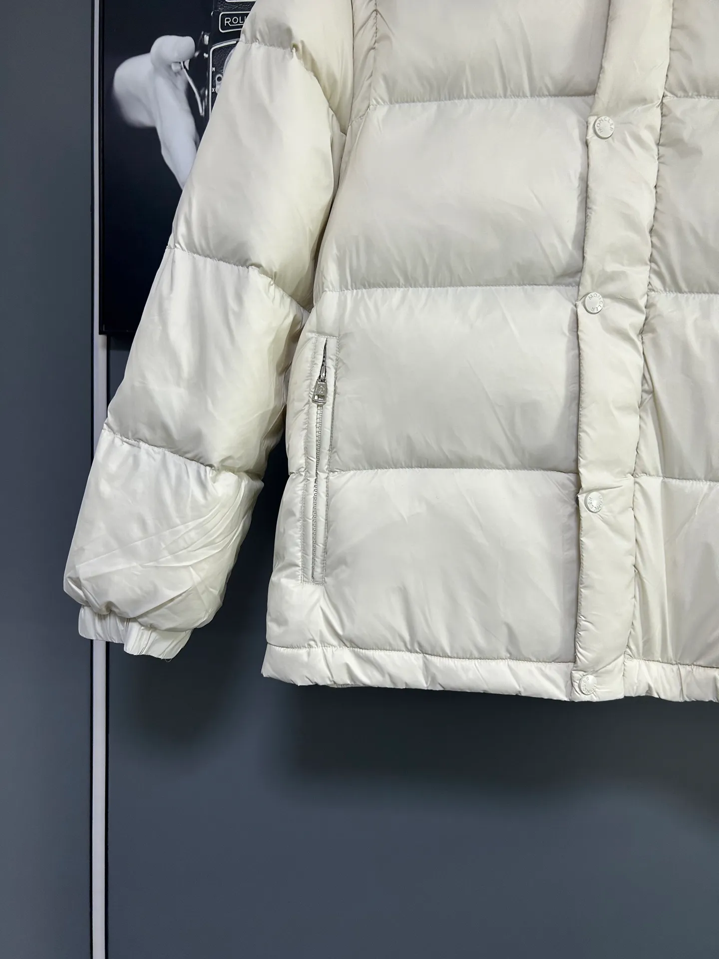 P800 2025 new autumn and winter style Moncler Avocette detachable vest down jacket original custom-made hardware accessories are fully imported and original customization is welcome. Absolute high quality using top-grade 95 white duck down. Super soft and fluffy. Super heavy-duty. The fabric is well-crafted and the version is perfect. Note △The fabric is super comfortable and warm. Exclusive non-market product. The upper body effect is super good. Same style for men and women. Color: Milky white Size: M-3XL