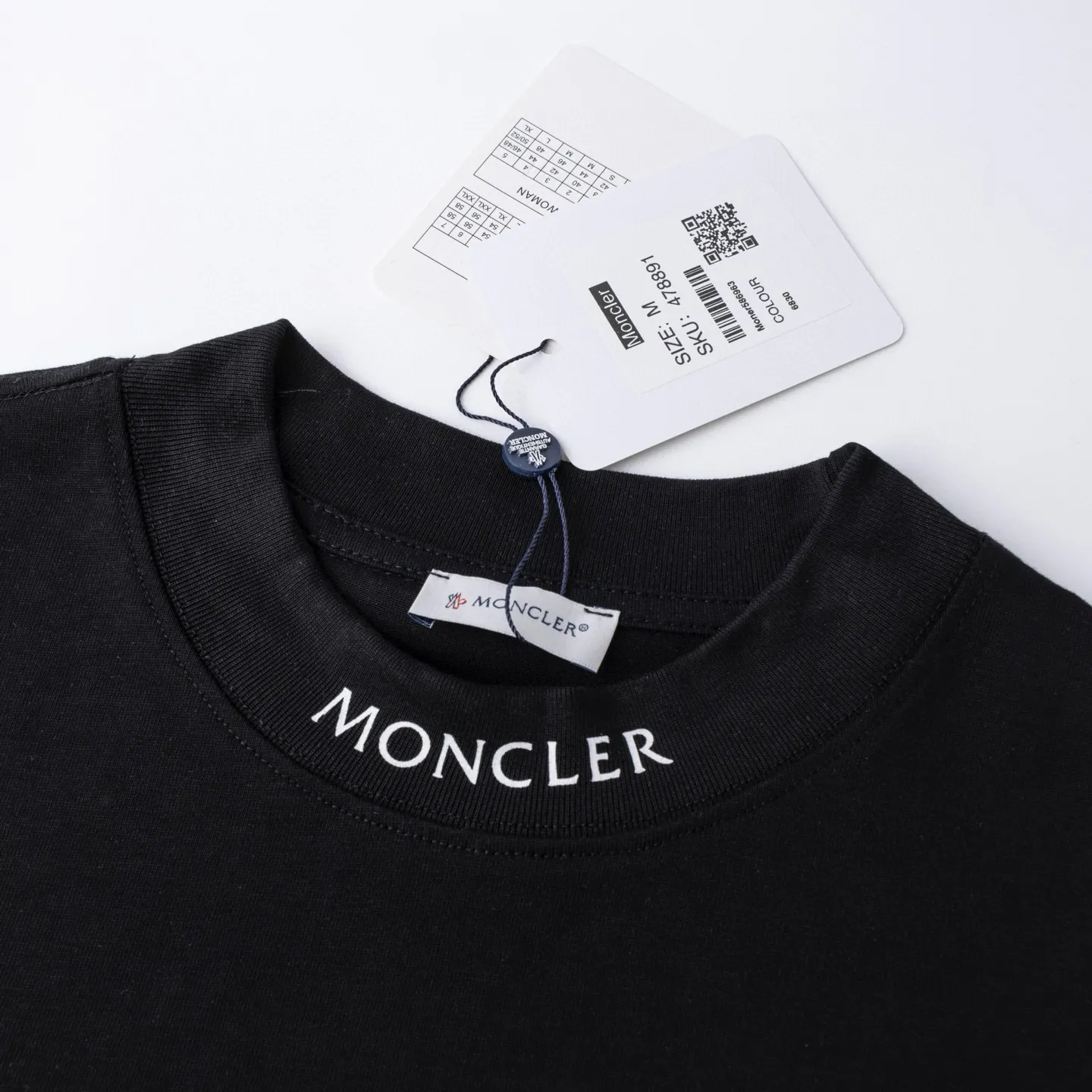 P136 Style No.: 830 〈MONCLER〉The price of the MONCLER is actually quite advantageous. Those who have been to the counters should know that the price of the MONCLER is not much cheaper than Gucci Burberry. It is just relatively low-key and unwilling to hype. It is a picture that you will buy or not. It has an arrogant existence... Exclusively customized 270 grams of 32-count double-yarn smooth cotton. The texture is very soft and comfortable. 100% top-grade fabric that is different from the market (does not shrink, deform, or pill). Matched with 320g 1*1 thread (the fabric thread is dyed in the same vat, no color difference, the thread is not easy to deform) Color: black, white, sky blue, pea green Code number: S-XL