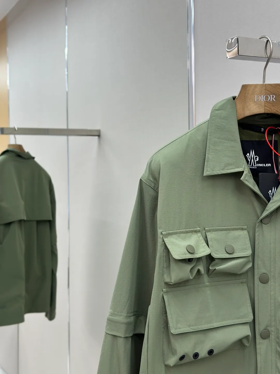 P640 Moncler Grenoble functional outdoor Custom dyed double stretch mercerized poplin Custom dyed soft mesh pongee Excellent texture Comfortable and close to the skin Dark green inspired by plant texture The color is taken from sage leaves soaked in morning dew Precision narrative of functional pocket system Balance of function and aesthetics The iconic Moncler logo appears on the sleeves, fully recognizable The triangular logo of the same color is hidden in the fabric texture like a mark in the undercurrent of the deep sea, extremely invisible and yet obvious The detachable sleeve design allows for diversified outfits. You can switch styles at will. It is chic and free. It shows nobility. It balances outdoor practicality and urban aesthetics and leads the fashion. Process 1: Using three-in-one process, the glue is firstly applied evenly on the surface of the substrate that needs to be composited, and then dried and solidified. Then the glue-coated substrate is composited with the non-woven fabric, and then cooled and solidified, and then composited with the filter non-woven fabric. The workmanship is cumbersome and complex, time-consuming and labor-intensive. Process 2: Embossing composite technology ensures that the embossed size and shape are consistent with the original through scanning, and then uses special glue as an adhesive to combine and then solidify to achieve complete dryness and optimal bonding effect. Process 3: Using CNC laser burning and cutting. Based on the high energy characteristics of the laser, the moving path of the laser beam is precisely controlled by the laser generator to achieve precise cutting of the shape of the piece. Process 4: Template machine bag opening. The preset template guides the position, shape and size of the bag opening. The accuracy ensures the quality of the bag opening effect. Process 5: Using infrared special machine buttoning, the position is more precise and strong. Accessories: Customized Moncler snap button Customized Moncler resin buckle Customized Moncler logo stamp Customized Moncler logo armband Customized Moncler zipper rope ring Customized Moncler zipper pull Customized Moncler trademark Version: Loose version Function: Detachable sleeve splicing Style can be switched at will Size: 1 2 3 4