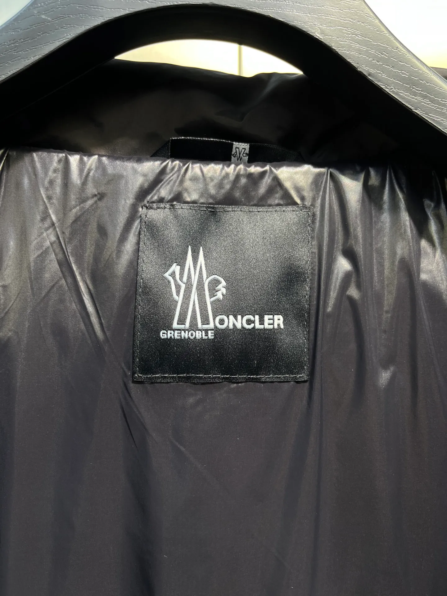 P1000 moncler🌟 2025 autumn and winter new down jacket. Original 1:1 customized hardware accessories, all imported and original customization. Welcome to compare at the counter. Absolutely high quality. Made of top 95 white duck down. Super soft. Full and fluffy. Super heavy work. Fabric workmanship and perfect pattern. Note⚠The fabric is super comfortable. Exclusive model. Non-market goods. Same size for men and women. Size: 12345