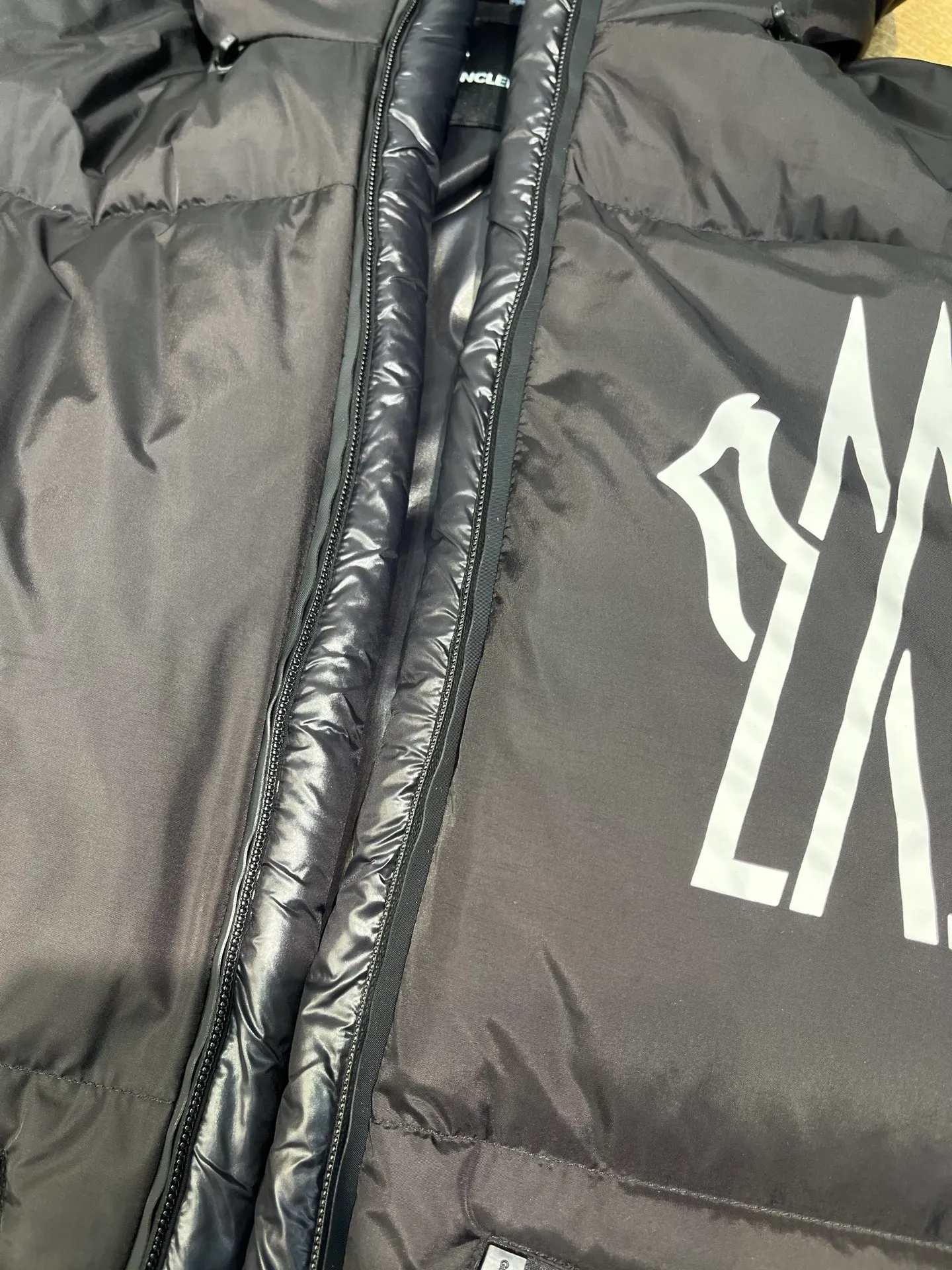 P1000 moncler🌟 2025 autumn and winter new down jacket. Original 1:1 customized hardware accessories, all imported and original customization. Welcome to compare at the counter. Absolutely high quality. Made of top 95 white duck down. Super soft. Full and fluffy. Super heavy work. Fabric workmanship and perfect pattern. Note⚠The fabric is super comfortable. Exclusive model. Non-market goods. Same size for men and women. Size: 12345