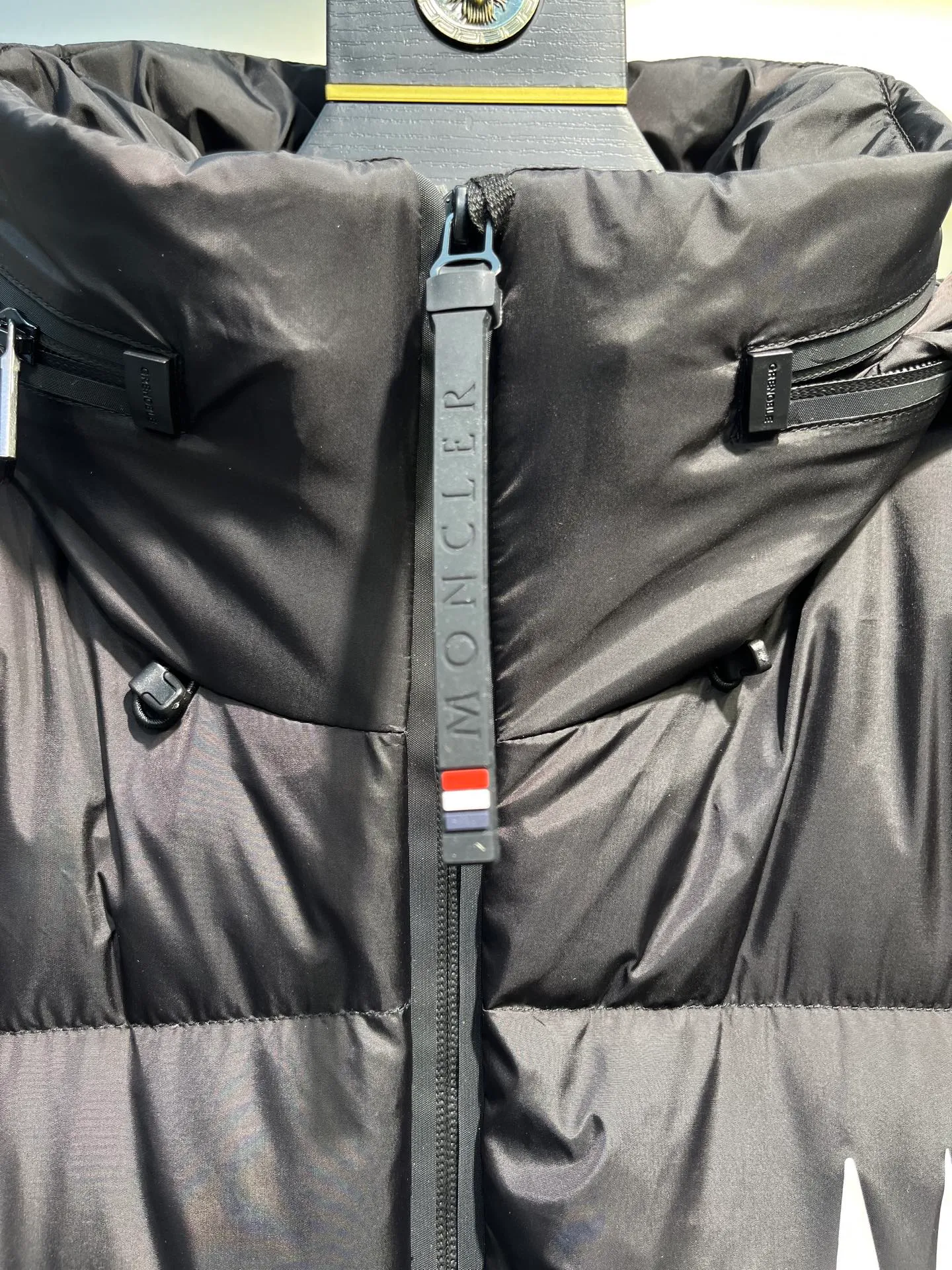 P1000 moncler🌟 2025 autumn and winter new down jacket. Original 1:1 customized hardware accessories, all imported and original customization. Welcome to compare at the counter. Absolutely high quality. Made of top 95 white duck down. Super soft. Full and fluffy. Super heavy work. Fabric workmanship and perfect pattern. Note⚠The fabric is super comfortable. Exclusive model. Non-market goods. Same size for men and women. Size: 12345