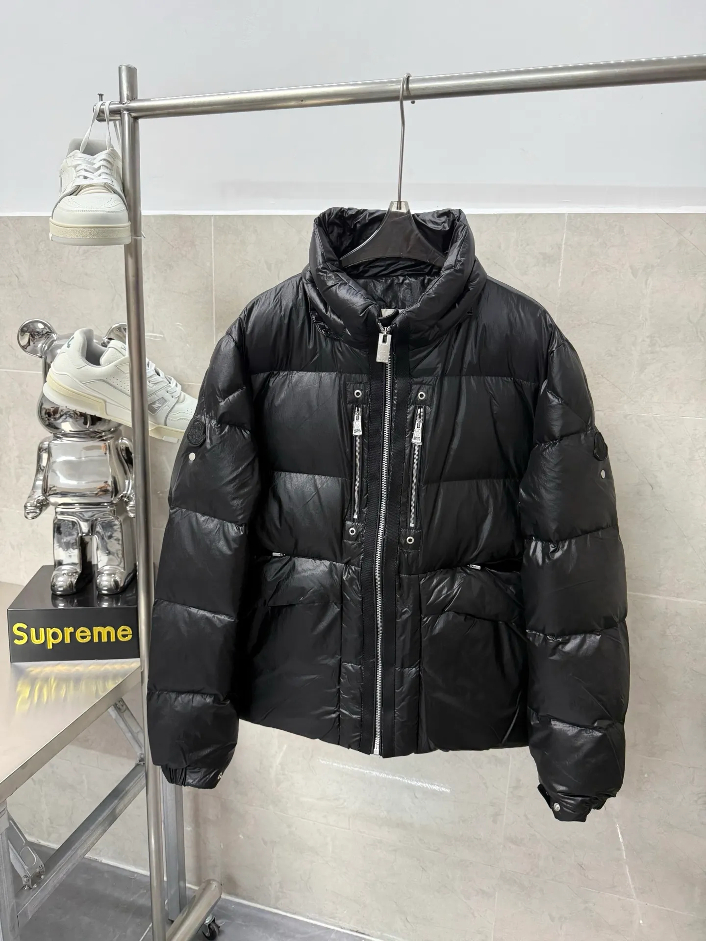 P1020 Moncler double-label heavy-duty down jacket from Victoria Victoria. The most classic and recognizable new design is embellished with the brand logo, and the upper body is very high-street style! The zipper hardware is more advanced! A simple design allows you not to be afraid of the cold in winter! Filled with white down to ensure warmth and care! The two-way zipper placket can adjust the version while locking in the temperature. Color: Black Silver Gray Size: 12345