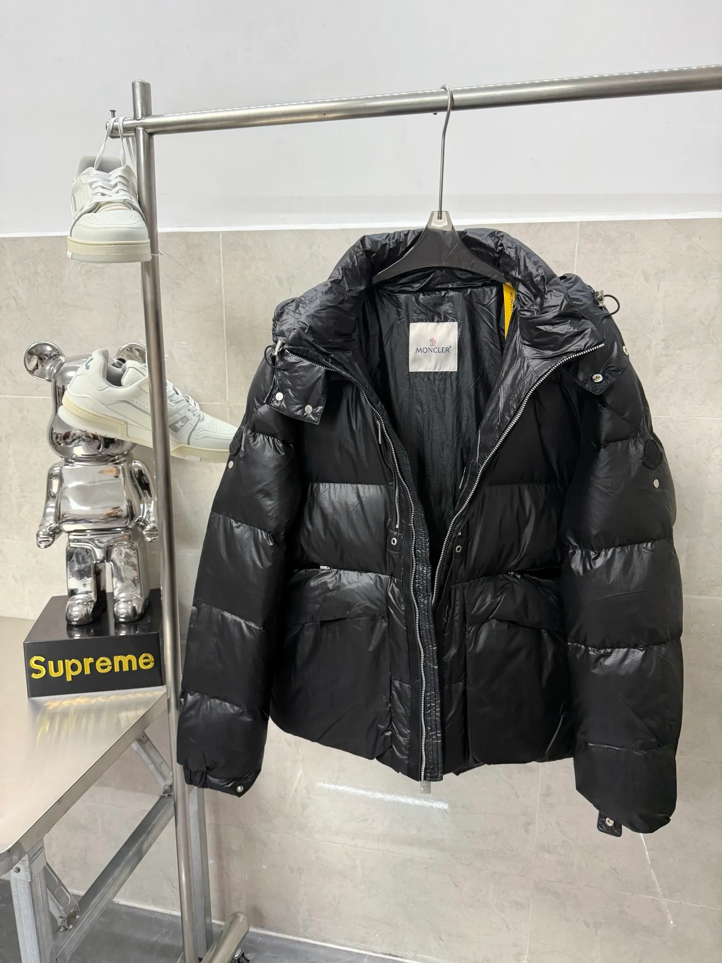 P1020 Moncler double-label heavy-duty down jacket from Victoria Victoria. The most classic and recognizable new design is embellished with the brand logo, and the upper body is very high-street style! The zipper hardware is more advanced! A simple design allows you not to be afraid of the cold in winter! Filled with white down to ensure warmth and care! The two-way zipper placket can adjust the version while locking in the temperature. Color: Black Silver Gray Size: 12345