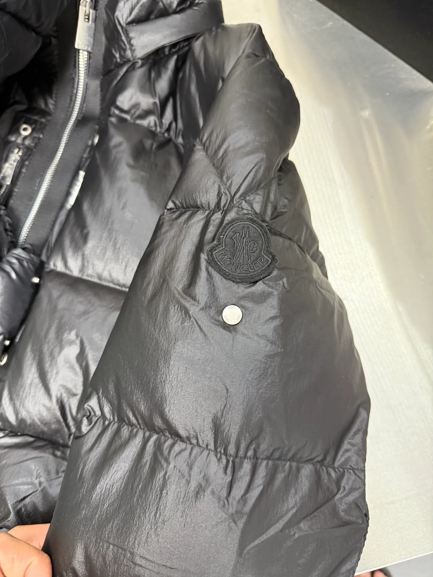 P1020 Moncler double-label heavy-duty down jacket from Victoria Victoria. The most classic and recognizable new design is embellished with the brand logo, and the upper body is very high-street style! The zipper hardware is more advanced! A simple design allows you not to be afraid of the cold in winter! Filled with white down to ensure warmth and care! The two-way zipper placket can adjust the version while locking in the temperature. Color: Black Silver Gray Size: 12345