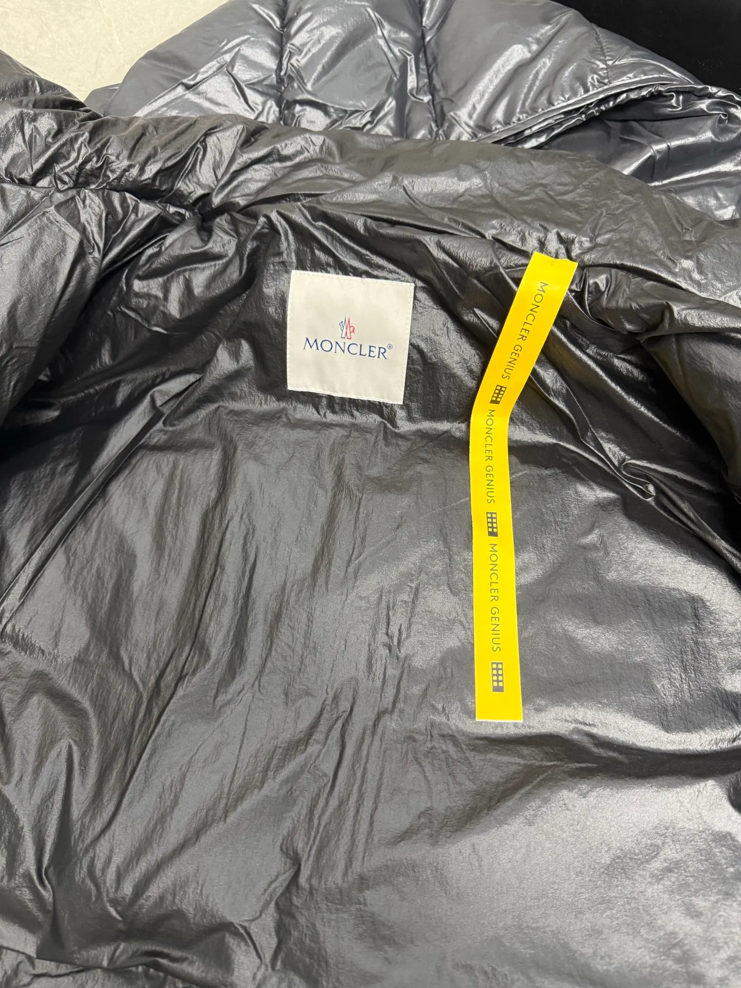 P1020 Moncler double-label heavy-duty down jacket from Victoria Victoria. The most classic and recognizable new design is embellished with the brand logo, and the upper body is very high-street style! The zipper hardware is more advanced! A simple design allows you not to be afraid of the cold in winter! Filled with white down to ensure warmth and care! The two-way zipper placket can adjust the version while locking in the temperature. Color: Black Silver Gray Size: 12345
