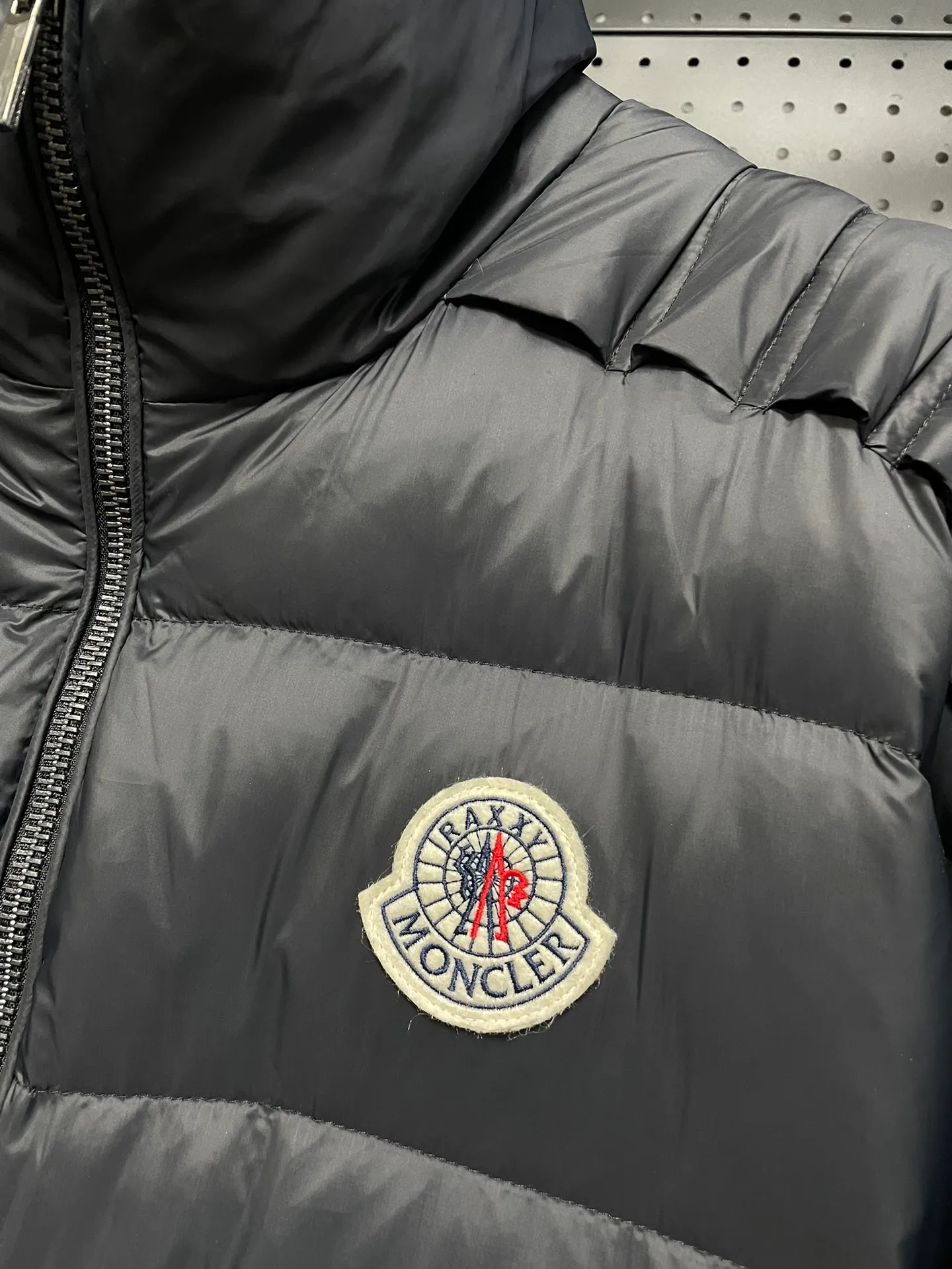 P1100 Premium down⬆️Moncler Actors Zhou Yutong and Wang Anyu passionately interpret the "dream staircase" design concept. This three-dimensional quilted down jacket is made of lightweight tear-resistant fabric and was created in collaboration with Christopher Raxxy. This down jacket is inspired by a spiral staircase, with decorative elements that represent the winding steps of destiny. Details Made of lightweight ripstop fabric Fine ripstop lining Zippered opening and hidden pockets Windproof fly Zip closure Quilted patch, down-filled Co-branded felt logo patch size: 0123