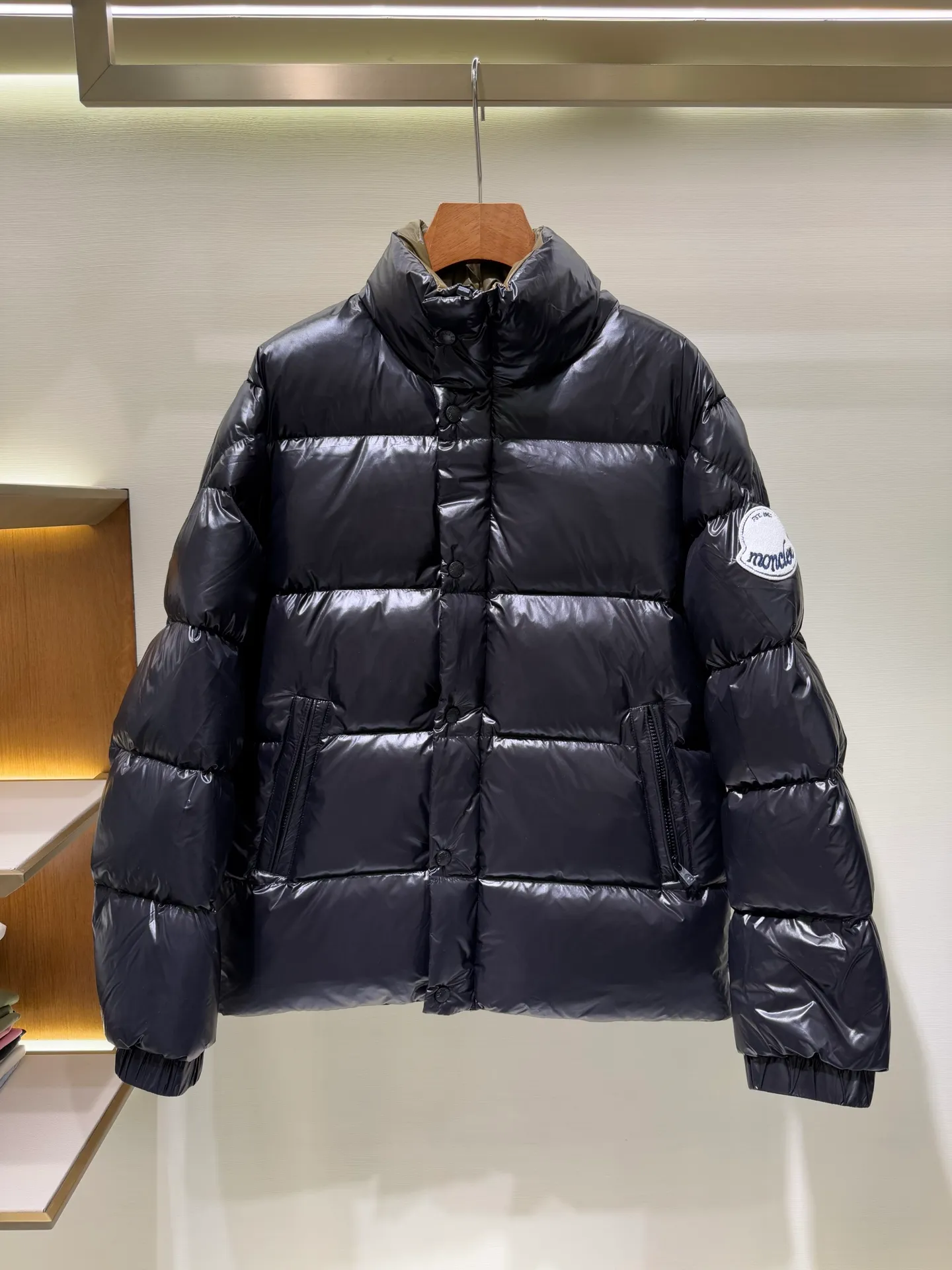 P1180 Moncler Mouth Tripiti Men's Shorts Down Jacket Jacket The Tripiti down jacket is made of functional shiny nylon fabric, which is comfortable and warm without being heavy. Chenille logo patch highlights the essence of the brand.   Fabric: Made of super laque fabric, Nylon laque lining, filled with down (90 down, goose down) Craftsmanship: stand-up collar design, zipper and snap button closure, zipper pocket, adjustable cuffs, drawstring hem, chenille logo patch (supports NFC function) Size: 1 2 3 4 5 5548000
