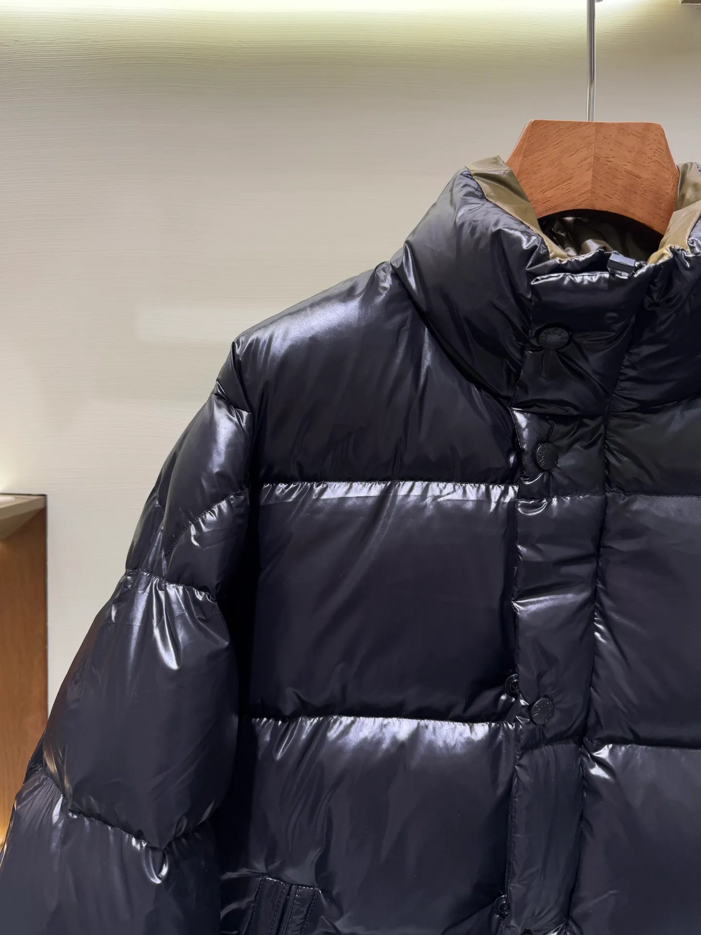 P1180 Moncler Mouth Tripiti Men's Shorts Down Jacket Jacket The Tripiti down jacket is made of functional shiny nylon fabric, which is comfortable and warm without being heavy. Chenille logo patch highlights the essence of the brand.   Fabric: Made of super laque fabric, Nylon laque lining, filled with down (90 down, goose down) Craftsmanship: stand-up collar design, zipper and snap button closure, zipper pocket, adjustable cuffs, drawstring hem, chenille logo patch (supports NFC function) Size: 1 2 3 4 5 5548000