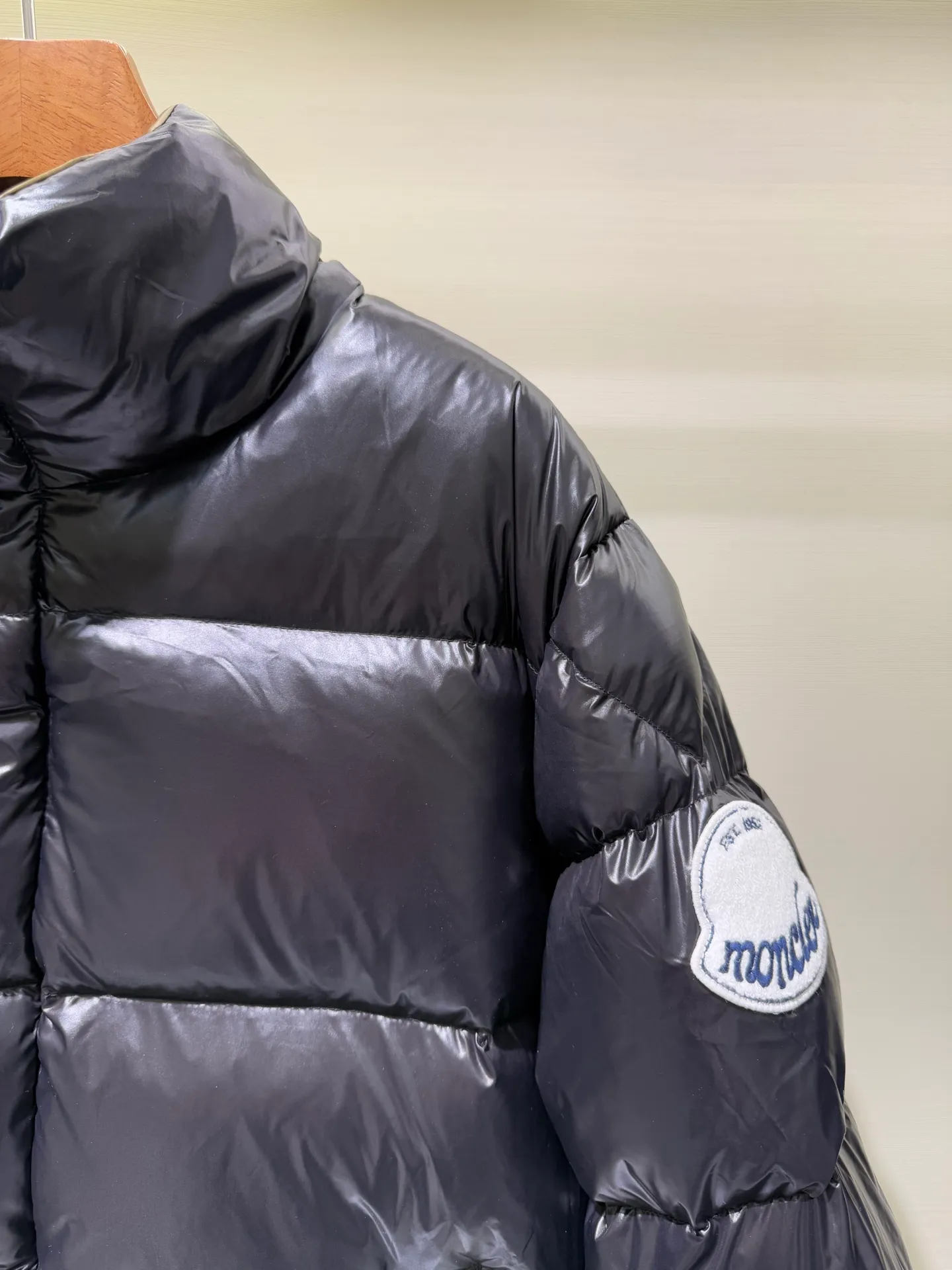 P1180 Moncler Mouth Tripiti Men's Shorts Down Jacket Jacket The Tripiti down jacket is made of functional shiny nylon fabric, which is comfortable and warm without being heavy. Chenille logo patch highlights the essence of the brand.   Fabric: Made of super laque fabric, Nylon laque lining, filled with down (90 down, goose down) Craftsmanship: stand-up collar design, zipper and snap button closure, zipper pocket, adjustable cuffs, drawstring hem, chenille logo patch (supports NFC function) Size: 1 2 3 4 5 5548000