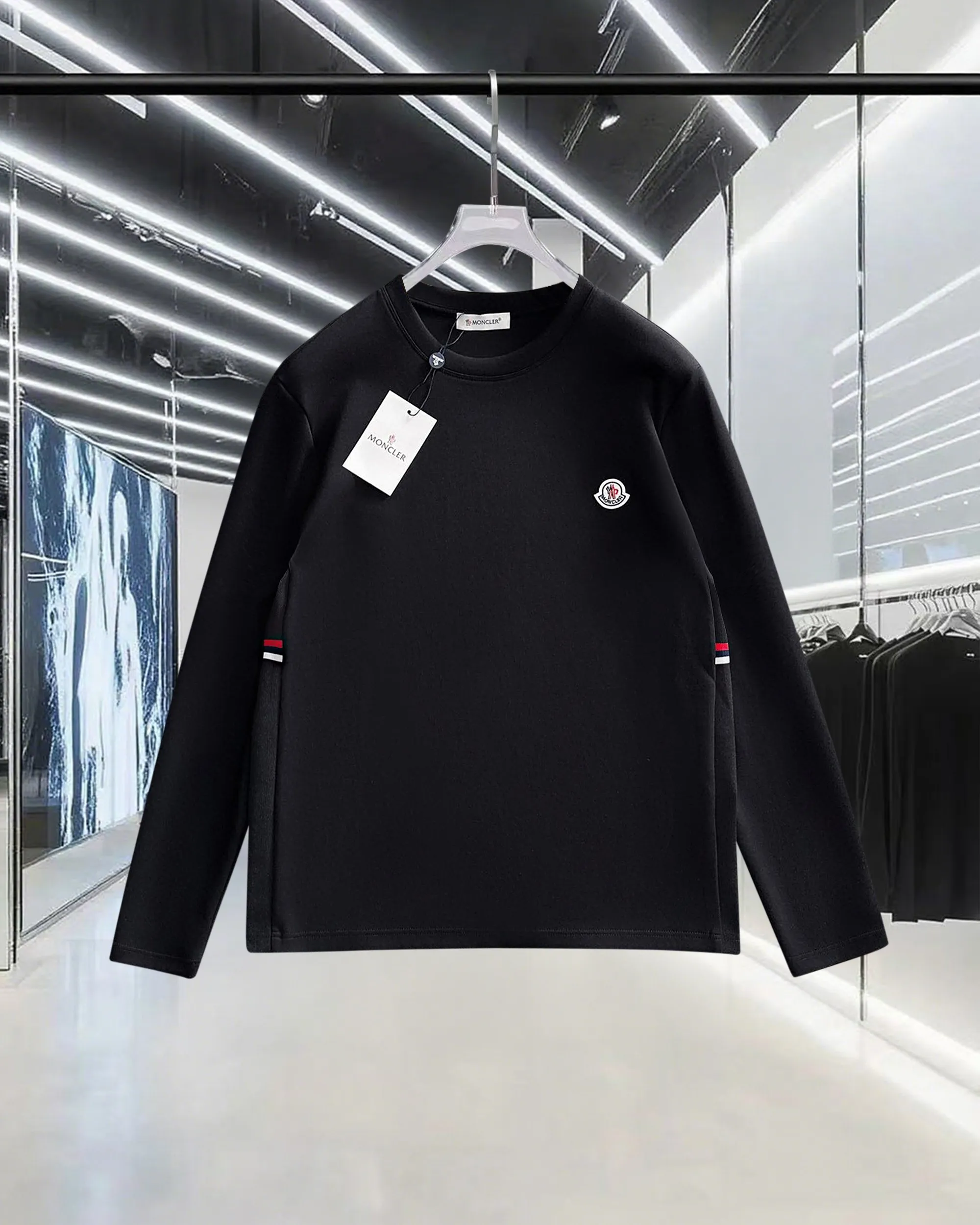 P220 MONCLER/Muzzle 2025Fw new autumn and winter style Logo letters on the chest Small color-blocking logo on the side Same style for men and women Pullover round neck long-sleeved T-shirt Brand classic Pure cotton fabric Official synchronization High version High quality Fashionable personality Versatile trend Pure original quality Original fabric Hang tag Collar label Washed wheat Complete three standards Color: Black. White. Size: M-3XL