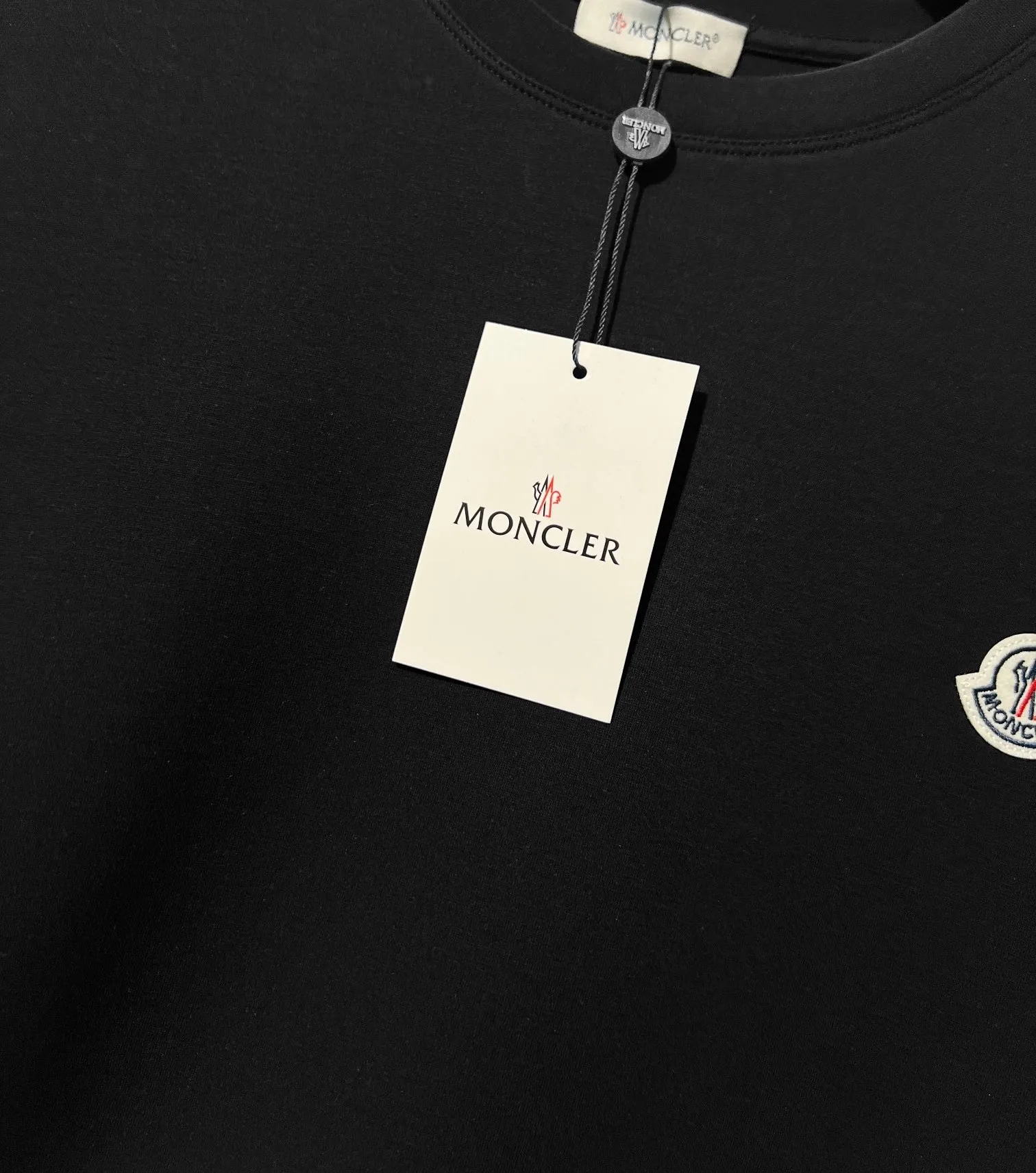 P220 MONCLER/Muzzle 2025Fw new autumn and winter style Logo letters on the chest Small color-blocking logo on the side Same style for men and women Pullover round neck long-sleeved T-shirt Brand classic Pure cotton fabric Official synchronization High version High quality Fashionable personality Versatile trend Pure original quality Original fabric Hang tag Collar label Washed wheat Complete three standards Color: Black. White. Size: M-3XL