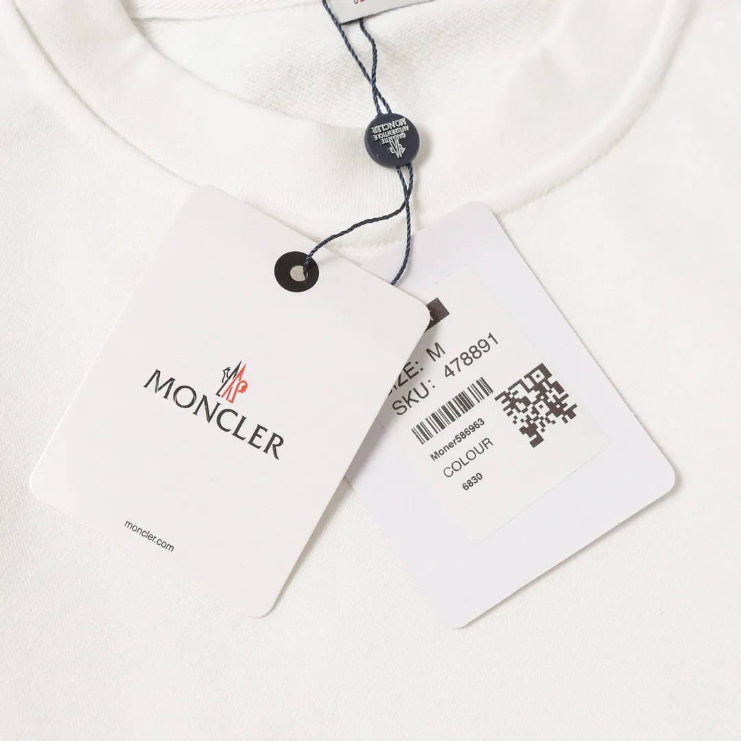 P210 Style number: 862 〈MONCLER〉The price of the MONCLER printed round-neck sweatshirt is actually quite advantageous. Those who have been to the counters should know that the price of the MONCLER is not much cheaper than Gucci Burberry. It is just relatively low-key and unwilling to hype. It is a picture that you want to buy or not. The aloof existence... ✅460 grams of 100% pure cotton woolen fabric. The OS version is too large. ✅Combined with the original high-weight double yarn thread. ✅Correct three-needle and five-thread technology. Chain hem Color: Black White Size S M L