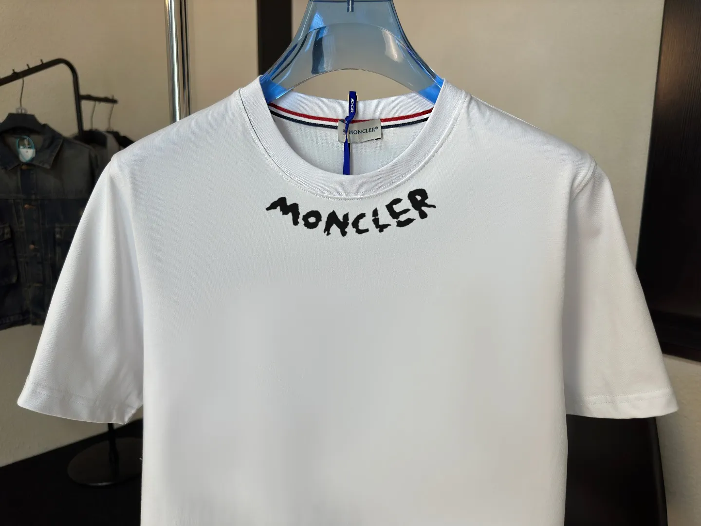 P140 Upgraded version "Mobile phone smart sensor ~ NFC chip armband ~ Direct access to the official website for anti-counterfeiting" "Moncler ~ Mouth Mouth" 2025 new high-quality round neck short-sleeved T-shirt. The cuffs have imported embroidered labels. Customized dyeing, very comfortable to touch. Super versatile and good-looking short-sleeved. Complete with three labels. Non-market ordinary version. Feel free to compare. Quality is absolutely guaranteed! ‼ First of all, this original fabric is all custom-woven with 32-count double yarn fabric, 250G, and the weight is the same‼ Fine workmanship, double waistcoat method, double waistcoat method, double waistcoat method makes the whole dress more three-dimensional, which is not a craft that ordinary T-shirts can achieve🤪 Size: S-M-L-XL-2XL Color: black, white, apricot, same style for men and women
