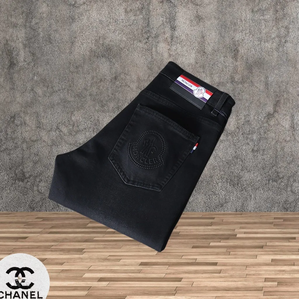 P220 🔥MONCLER The latest autumn and winter jeans🔥The best-selling model in the counter. Shared taste and value. Very comfortable to wear. Low-key yet luxurious. Very classy to wear. Needless to say the trousers style and cut. The upper body is exquisite and vivid. Real first-class top quality materials. Really palace-level casual pants, using Turkish cotton A22 to produce the most famous denim of outstanding quality. After heavy washing, the pants are very soft. The straight-leg version is not picky and the upper body is absolutely stylish and extremely luxurious! Yardage: 29-38. No 37….