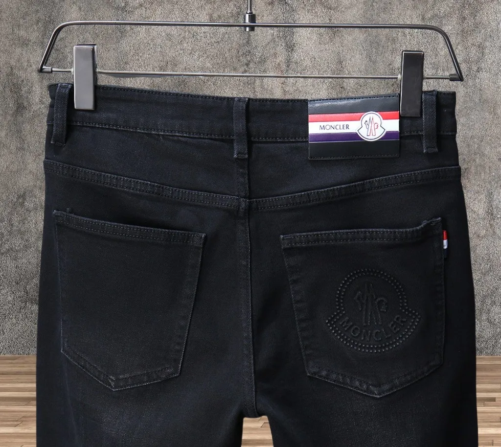P220 🔥MONCLER The latest autumn and winter jeans🔥The best-selling model in the counter. Shared taste and value. Very comfortable to wear. Low-key yet luxurious. Very classy to wear. Needless to say the trousers style and cut. The upper body is exquisite and vivid. Real first-class top quality materials. Really palace-level casual pants, using Turkish cotton A22 to produce the most famous denim of outstanding quality. After heavy washing, the pants are very soft. The straight-leg version is not picky and the upper body is absolutely stylish and extremely luxurious! Yardage: 29-38. No 37….