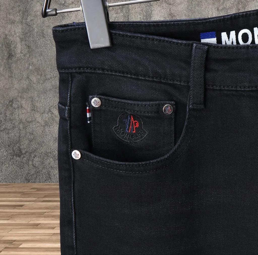 P220 🔥MONCLER The latest autumn and winter jeans🔥The best-selling model in the counter. Shared taste and value. Very comfortable to wear. Low-key yet luxurious. Very classy to wear. Needless to say the trousers style and cut. The upper body is exquisite and vivid. Real first-class top quality materials. Really palace-level casual pants, using Turkish cotton A22 to produce the most famous denim of outstanding quality. After heavy washing, the pants are very soft. The straight-leg version is not picky and the upper body is absolutely stylish and extremely luxurious! Yardage: 29-38. No 37….