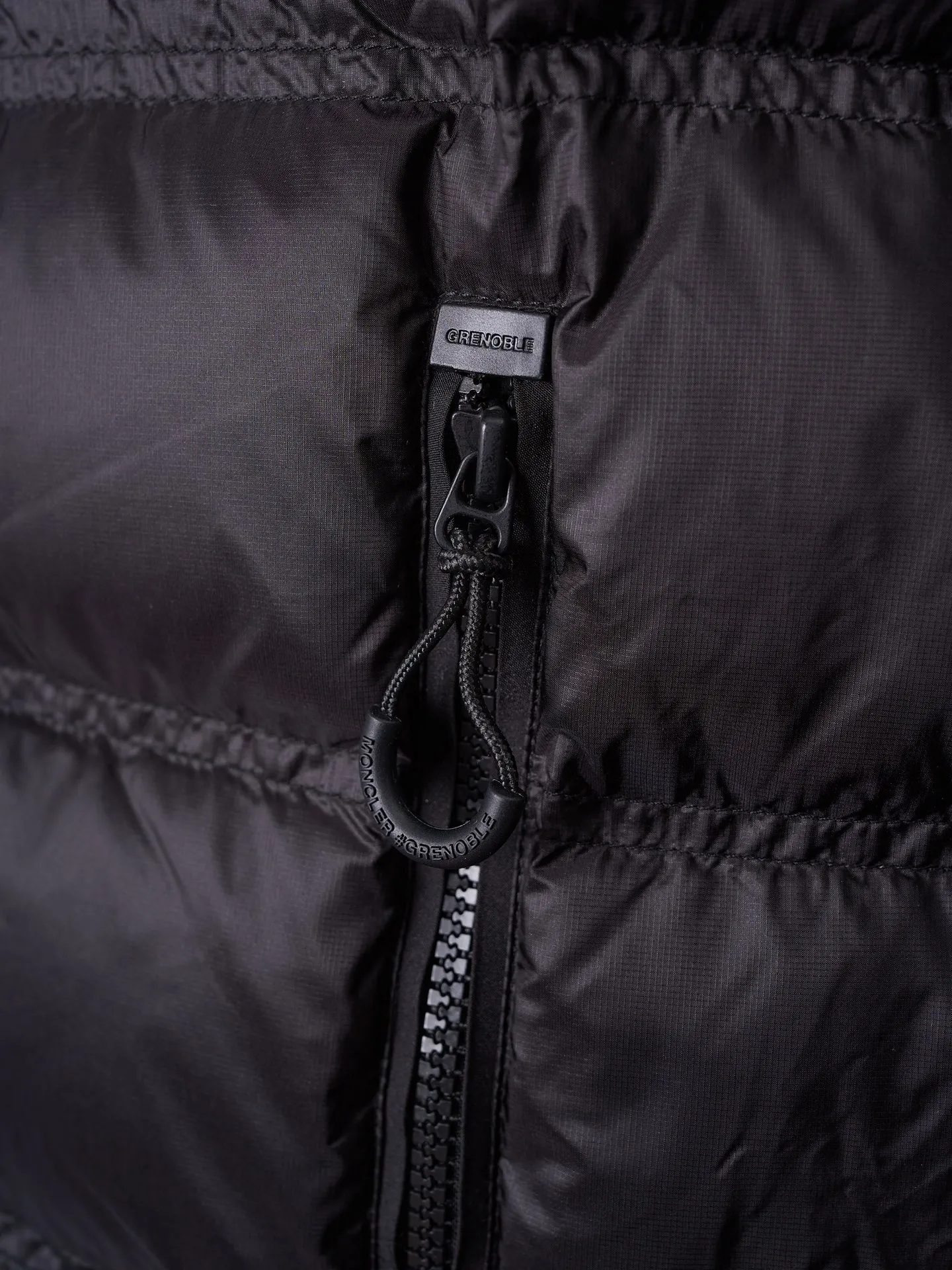 P680 Actual hanging auction] MONCLER/Mandow embroidered reflective logo stand-up collar down vest [Ready stock] 1 2 3 4 It is made of extremely fine nylon yarn and woven in a high-density way. The number of yarns per unit area is large, and the gaps between the yarns are very small, which can effectively block the penetration of cold wind. The fine weave keeps it lightweight and soft to the touch, physically restricting the lightweight down fibers from slipping through the gaps. Nylon fiber itself has good wear resistance and is not easy to snag, which significantly extends its service life and can easily cope with the needs of multiple scenarios.  The lining is made of high-density weaving of 100% polyester fiber, with a thickness of 0.08mm to avoid increasing the overall weight and making it smooth to wear. The high-density weaving structure forms a wind resistance layer to protect the thermal efficiency of the thermal layer from loss. It can withstand the expansion pressure of down and prevent deformation and damage after long-term use.  It uses 90 white duck down with a weight of 130g to ensure excellent thermal insulation performance. After strict screening and processing, the velvet is not easy to get drilled, ensuring durability.  Through the reflective cloth punching process, the logo is regularly arranged on the triangular reflective mark with dozens of small holes, which not only improves functionality but also enhances recognition and aesthetics.