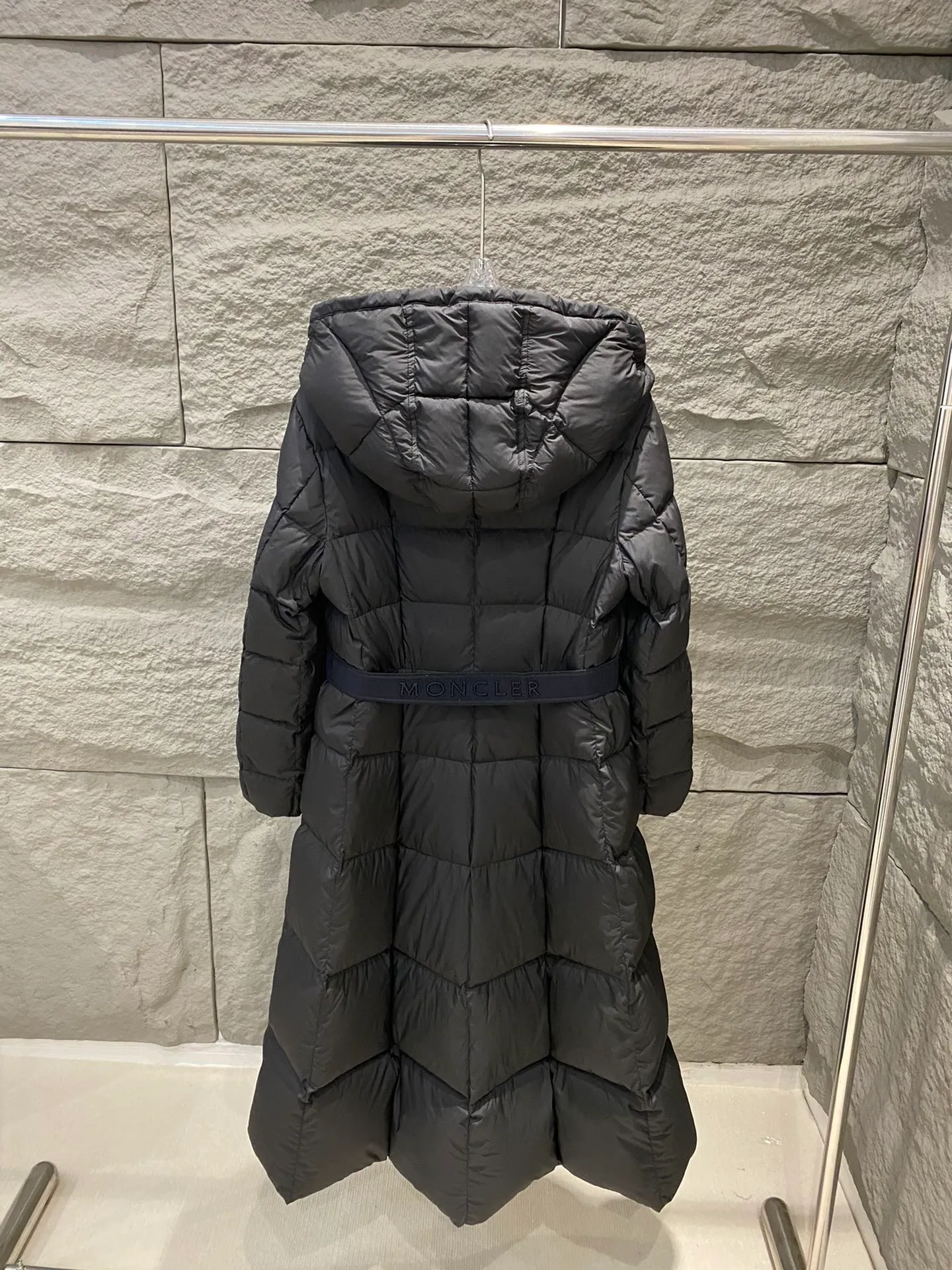 P980 Moncler Faucon long hooded down jacket for women 👸Princess on the run👸 A must-have item! ! Faucon women's long down interprets classic items in new proportions, showing impeccable fashion style. The Faucon long down is made of polyester fabric and has a slim, wide silhouette with a nipped-in waist. The Longue saison lining is lightweight and the three-dimensional hood adds a finishing touch to the style. Made of polyester •Longue saison lining •Down filling •Adjustable hood •Zip closure •Zip pockets •Elastic waist •Logo patch Sizes: 0/1/2/3
