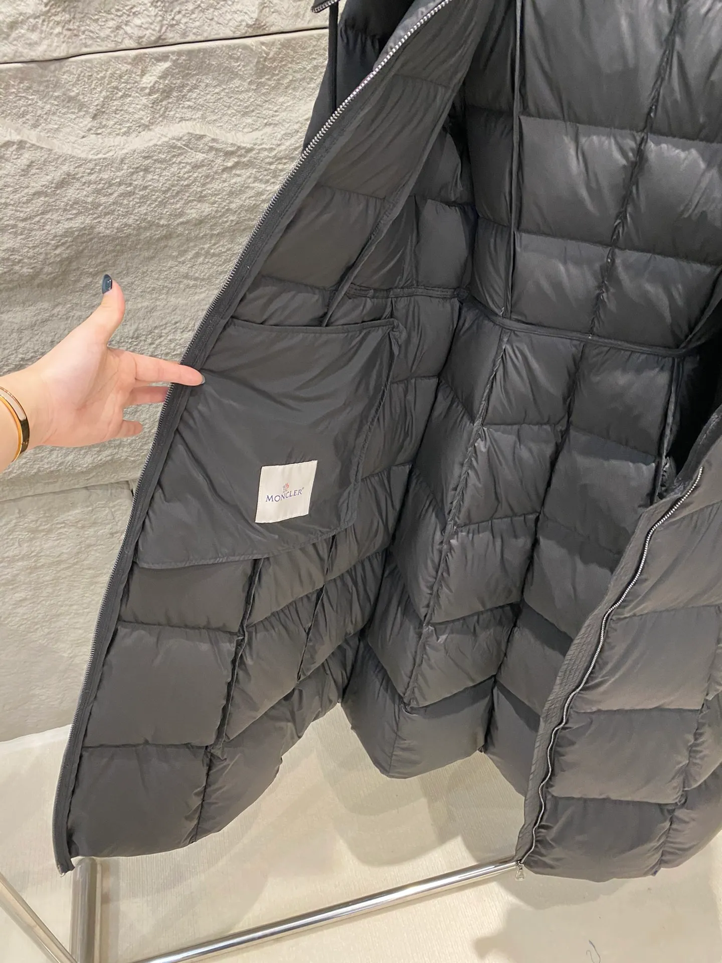 P980 Moncler Faucon long hooded down jacket for women 👸Princess on the run👸 A must-have item! ! Faucon women's long down interprets classic items in new proportions, showing impeccable fashion style. The Faucon long down is made of polyester fabric and has a slim, wide silhouette with a nipped-in waist. The Longue saison lining is lightweight and the three-dimensional hood adds a finishing touch to the style. Made of polyester •Longue saison lining •Down filling •Adjustable hood •Zip closure •Zip pockets •Elastic waist •Logo patch Sizes: 0/1/2/3