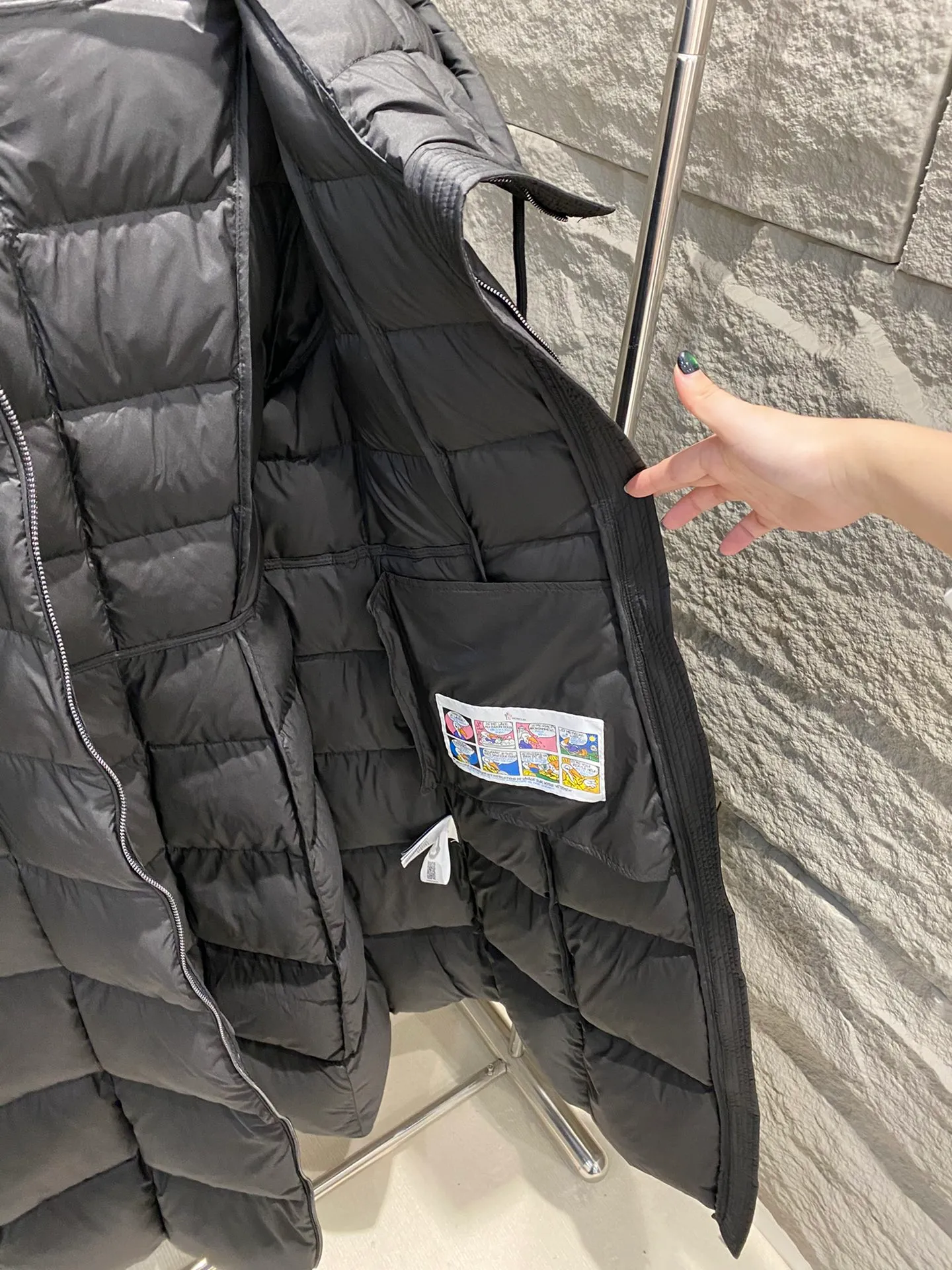 P980 Moncler Faucon long hooded down jacket for women 👸Princess on the run👸 A must-have item! ! Faucon women's long down interprets classic items in new proportions, showing impeccable fashion style. The Faucon long down is made of polyester fabric and has a slim, wide silhouette with a nipped-in waist. The Longue saison lining is lightweight and the three-dimensional hood adds a finishing touch to the style. Made of polyester •Longue saison lining •Down filling •Adjustable hood •Zip closure •Zip pockets •Elastic waist •Logo patch Sizes: 0/1/2/3