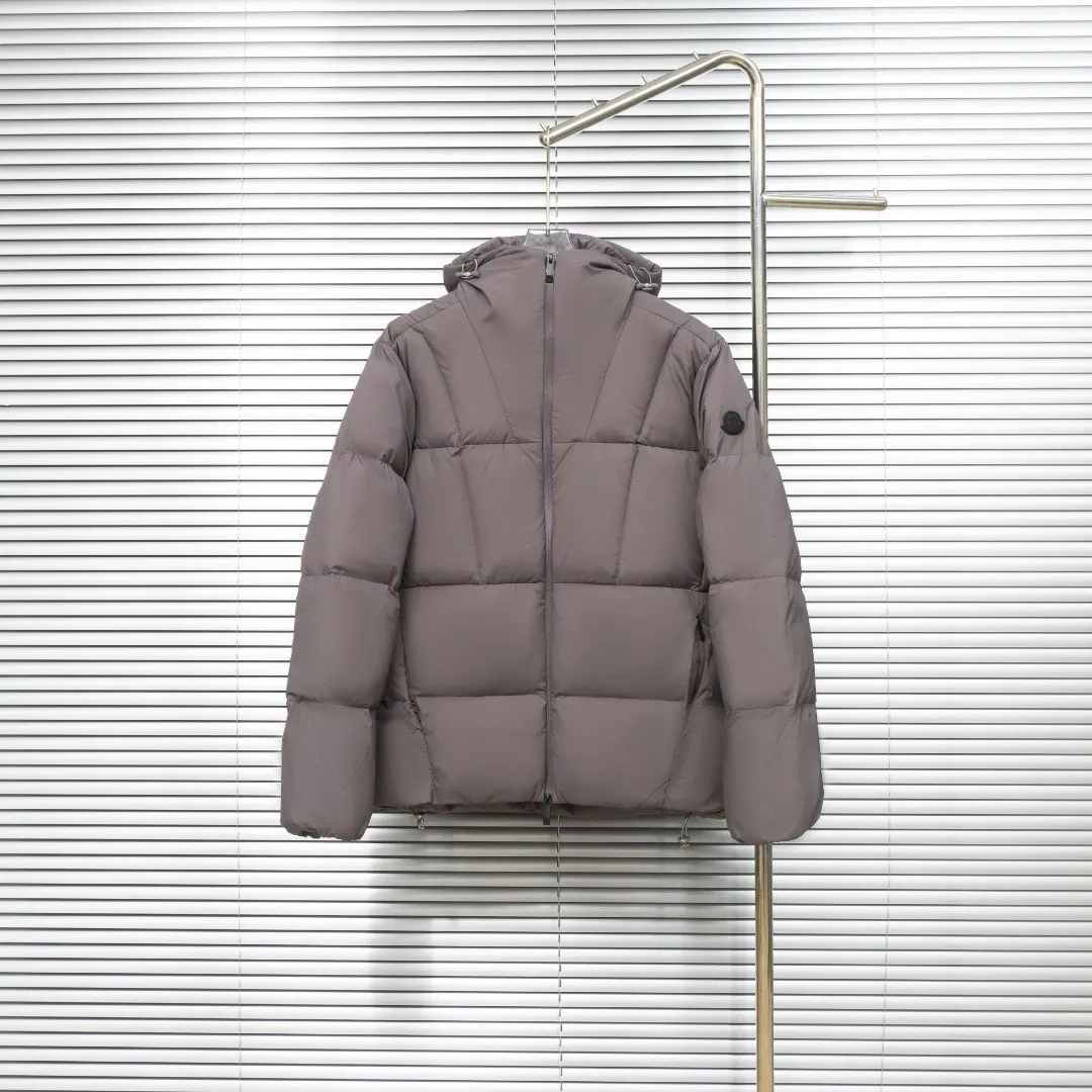 P920 top version (different currency) Style: Moncler Fusain series masked logo solid color simple and versatile short hooded long-sleeved down jacket, same style for men and women (all made of national standard 90 goose down, sizes are all authentic digital sizes) Color: picture color Size: 1-2-3-4-5 Fabric: 90 goose down Accessories: full set of customized accessories No gender distinction, same style for men and women