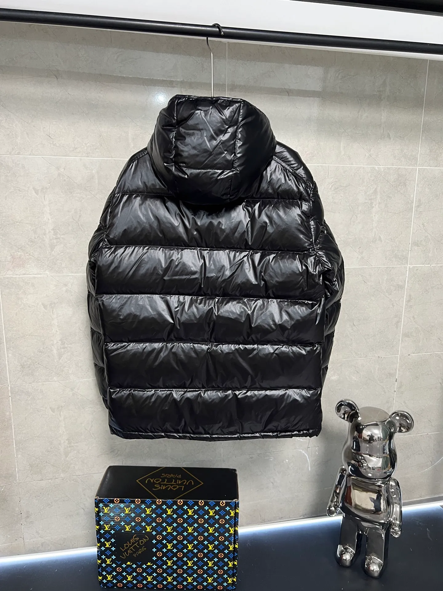 P700 [Highest Quality] The new Maya style muzzle down jacket, versatile and evergreen, the same style as Eason Chan, Moncler, a famous brand of outdoor sports equipment in France, the original hot-selling down jacket, the same style as celebrities, national standard 90 white duck down, large filling capacity, super warm, anti-drilling velvet and lint-proof lining, detachable hood, ultra-light feel, super comfortable to wear, authentic craftsmanship details are in place The upper body effect is super good, black with gray lining is a classic and versatile style, a must-have item for everyone! Color: black Code number: 1 2 3 4 5 6