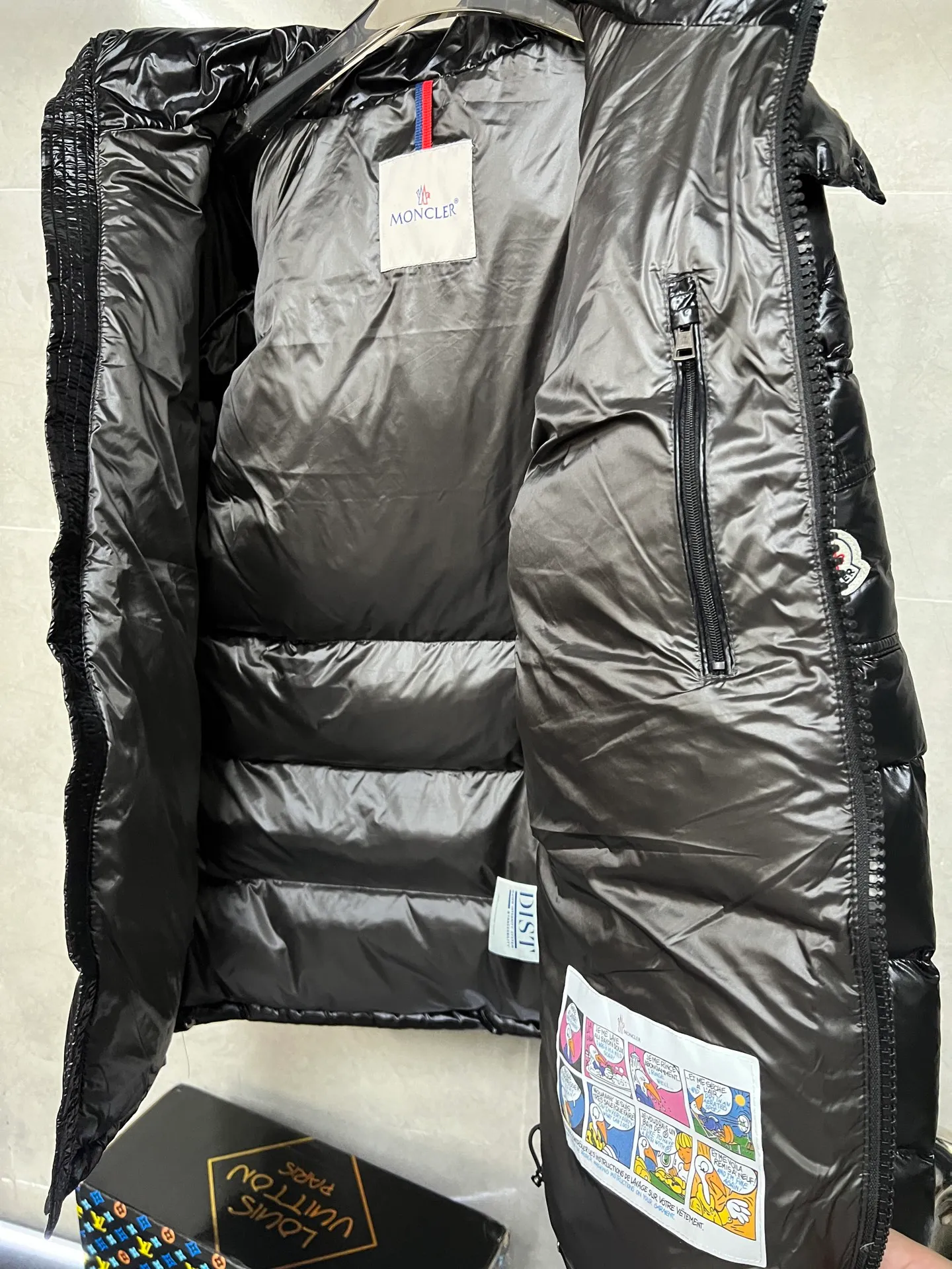 P700 [Highest Quality] The new Maya style muzzle down jacket, versatile and evergreen, the same style as Eason Chan, Moncler, a famous brand of outdoor sports equipment in France, the original hot-selling down jacket, the same style as celebrities, national standard 90 white duck down, large filling capacity, super warm, anti-drilling velvet and lint-proof lining, detachable hood, ultra-light feel, super comfortable to wear, authentic craftsmanship details are in place The upper body effect is super good, black with gray lining is a classic and versatile style, a must-have item for everyone! Color: black Code number: 1 2 3 4 5 6