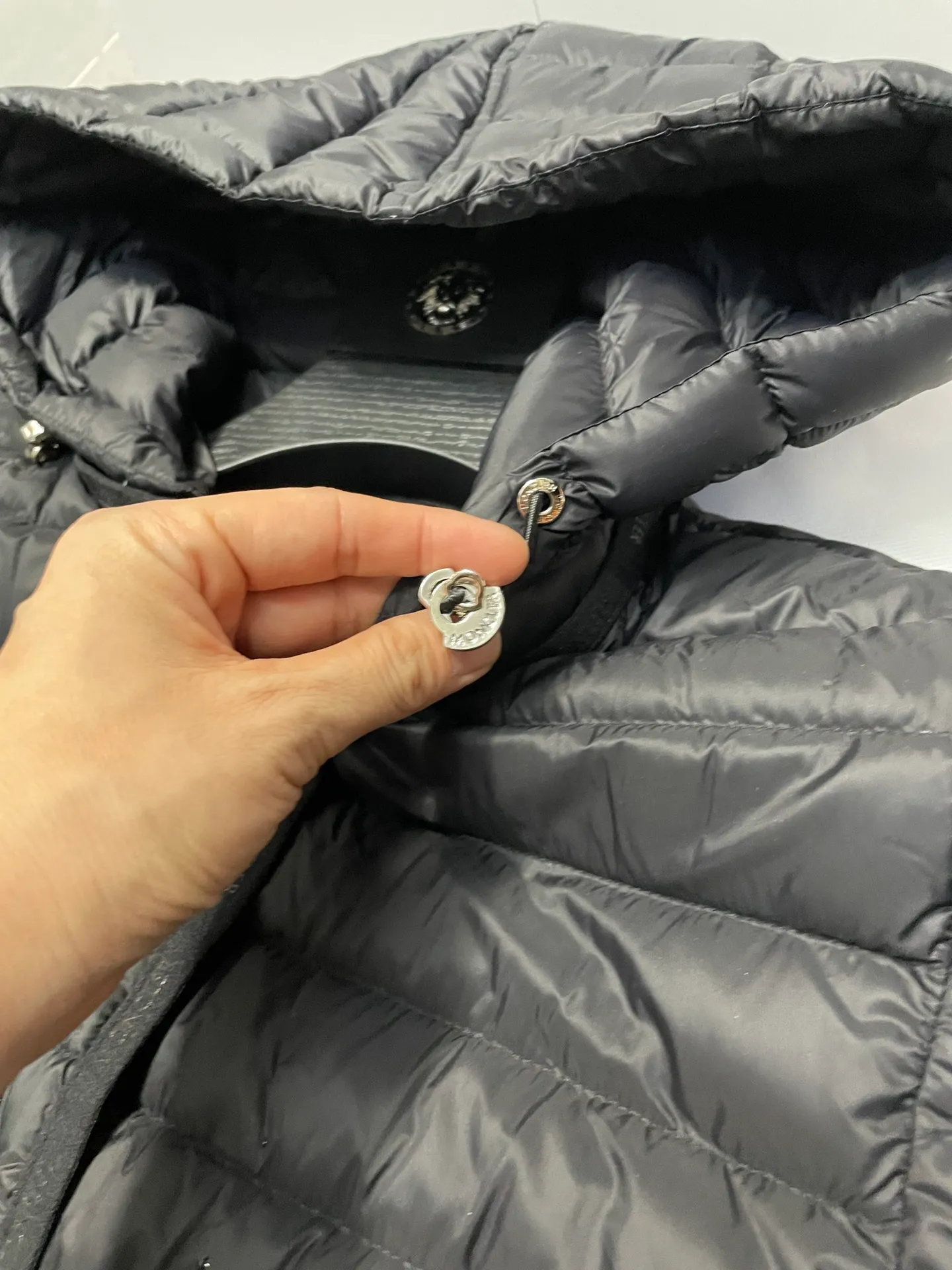P760 Moncler recently launched OREDONNE women's mid-length slim belted goose down jacket. ✨Complete three labels, synchronized with counters ✨90% goose down filling ✨Slim-fitting waistband design, not picky. Milanese brand Moncler is a benchmark brand in the ski wear industry, and it knows the secret of keeping warm in cold weather. If you want proof, just wear an oredon parka jacket. Made from durable shell and filled with down for added warmth, the silhouette features a quilted and drawstring hood and an elasticated hem for extra protection on chilly days.  Moncler shell down jacket 100% polyamide; filling 90% down, 10% feather; lining 100% polyamide Concealed zip fastening at front Regular fit, drawstring hood, long sleeves, elasticated sleeves and hem, brand badge on sleeves, two front straight pockets with snap buttons, waistband with elasticated waistband, quilted pattern, branded silver Sizes: 0-3