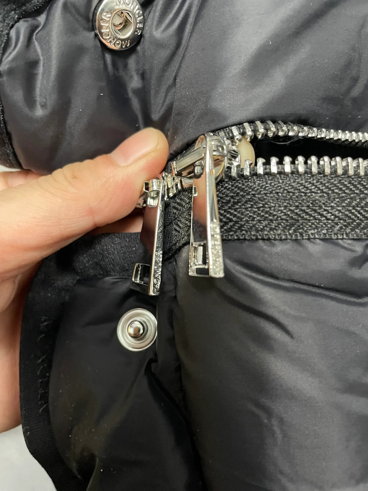 P760 Moncler recently launched OREDONNE women's mid-length slim belted goose down jacket. ✨Complete three labels, synchronized with counters ✨90% goose down filling ✨Slim-fitting waistband design, not picky. Milanese brand Moncler is a benchmark brand in the ski wear industry, and it knows the secret of keeping warm in cold weather. If you want proof, just wear an oredon parka jacket. Made from durable shell and filled with down for added warmth, the silhouette features a quilted and drawstring hood and an elasticated hem for extra protection on chilly days.  Moncler shell down jacket 100% polyamide; filling 90% down, 10% feather; lining 100% polyamide Concealed zip fastening at front Regular fit, drawstring hood, long sleeves, elasticated sleeves and hem, brand badge on sleeves, two front straight pockets with snap buttons, waistband with elasticated waistband, quilted pattern, branded silver Sizes: 0-3