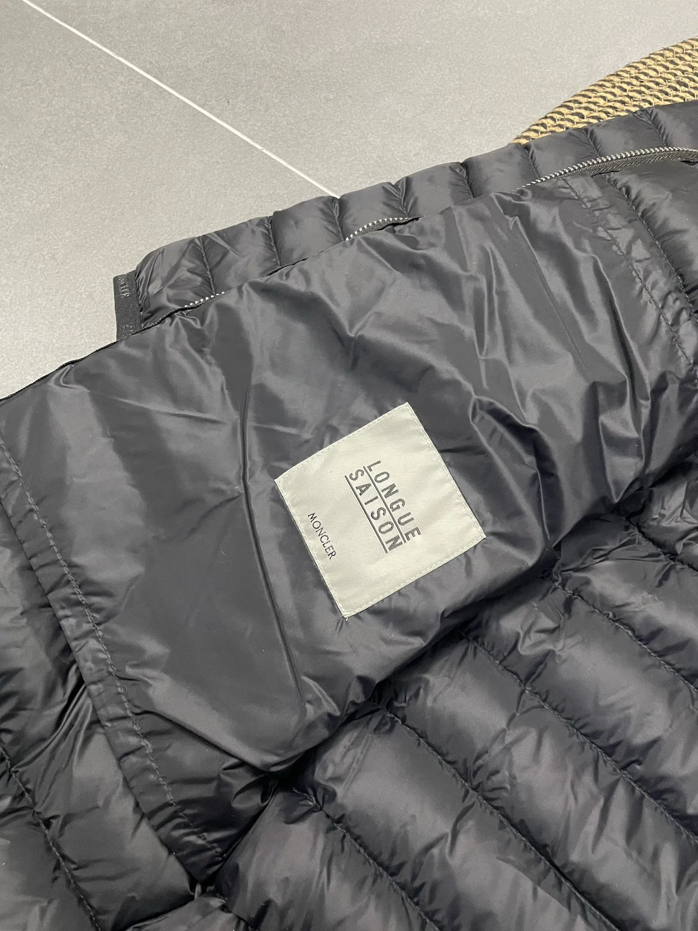 P760 Moncler recently launched OREDONNE women's mid-length slim belted goose down jacket. ✨Complete three labels, synchronized with counters ✨90% goose down filling ✨Slim-fitting waistband design, not picky. Milanese brand Moncler is a benchmark brand in the ski wear industry, and it knows the secret of keeping warm in cold weather. If you want proof, just wear an oredon parka jacket. Made from durable shell and filled with down for added warmth, the silhouette features a quilted and drawstring hood and an elasticated hem for extra protection on chilly days.  Moncler shell down jacket 100% polyamide; filling 90% down, 10% feather; lining 100% polyamide Concealed zip fastening at front Regular fit, drawstring hood, long sleeves, elasticated sleeves and hem, brand badge on sleeves, two front straight pockets with snap buttons, waistband with elasticated waistband, quilted pattern, branded silver Sizes: 0-3