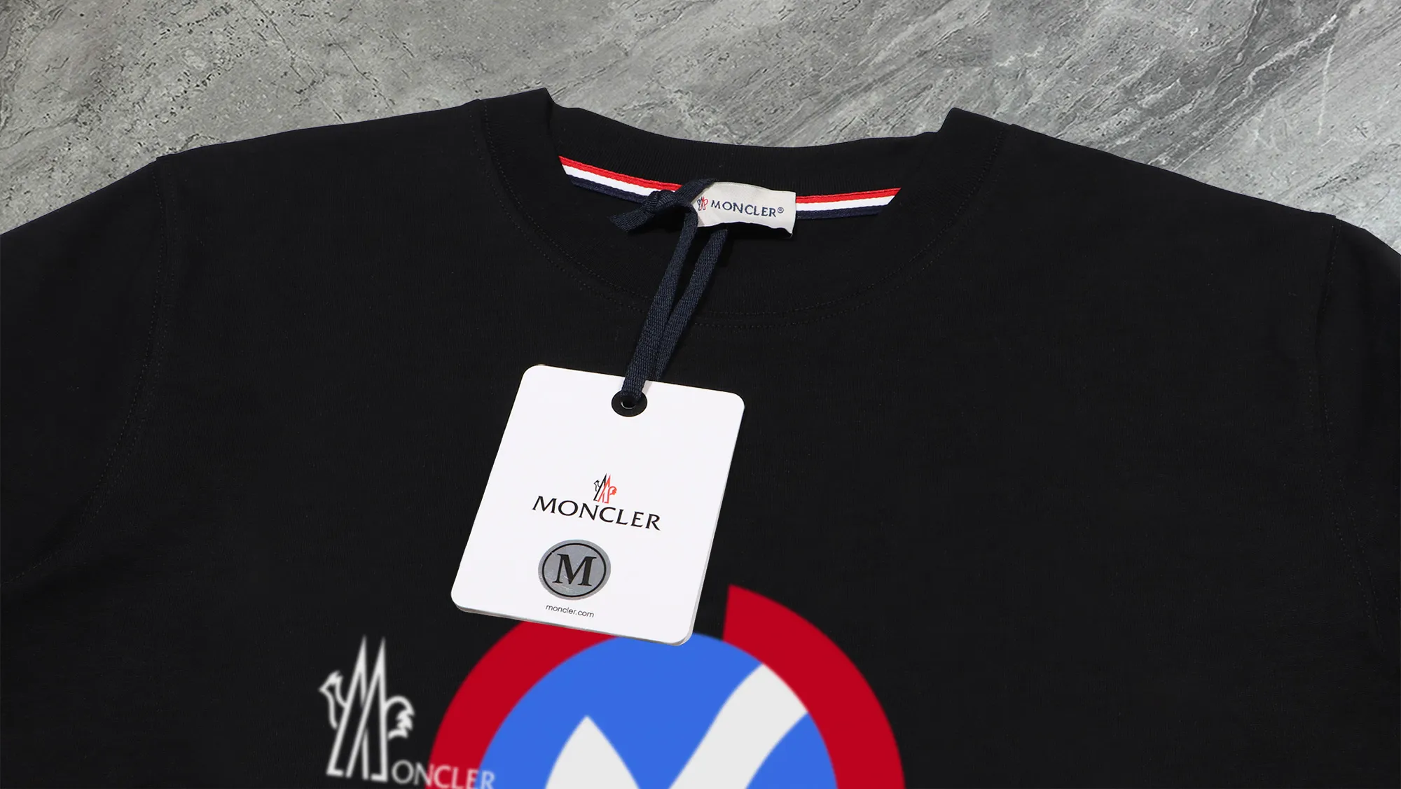 P210 High-version sweatshirt) [Long-term stock] 〖𝐌𝐎𝐍𝐂𝐋𝐄𝐑~Mask〗 Made of 440g heavy-weight fabric. It is different from the market currency. It can be matched with any variety and is properly handsome. 😎The whole dress is made of double waistcoats. The double waistcoats make the whole dress more three-dimensional. Not ordinary factories can do such fine work. 2025 Spring runway version of the T stage, on sale at the counter, round neck terry sweatshirt, high-end double-strand pure cotton, custom-made stretch ribs, dyed in the same vat, complete with three standards, matched with exquisite embroidered LOGO on the chest, simple and advanced, same style for men and women. Color: black, apricot, white, size: S M L XL 2XL