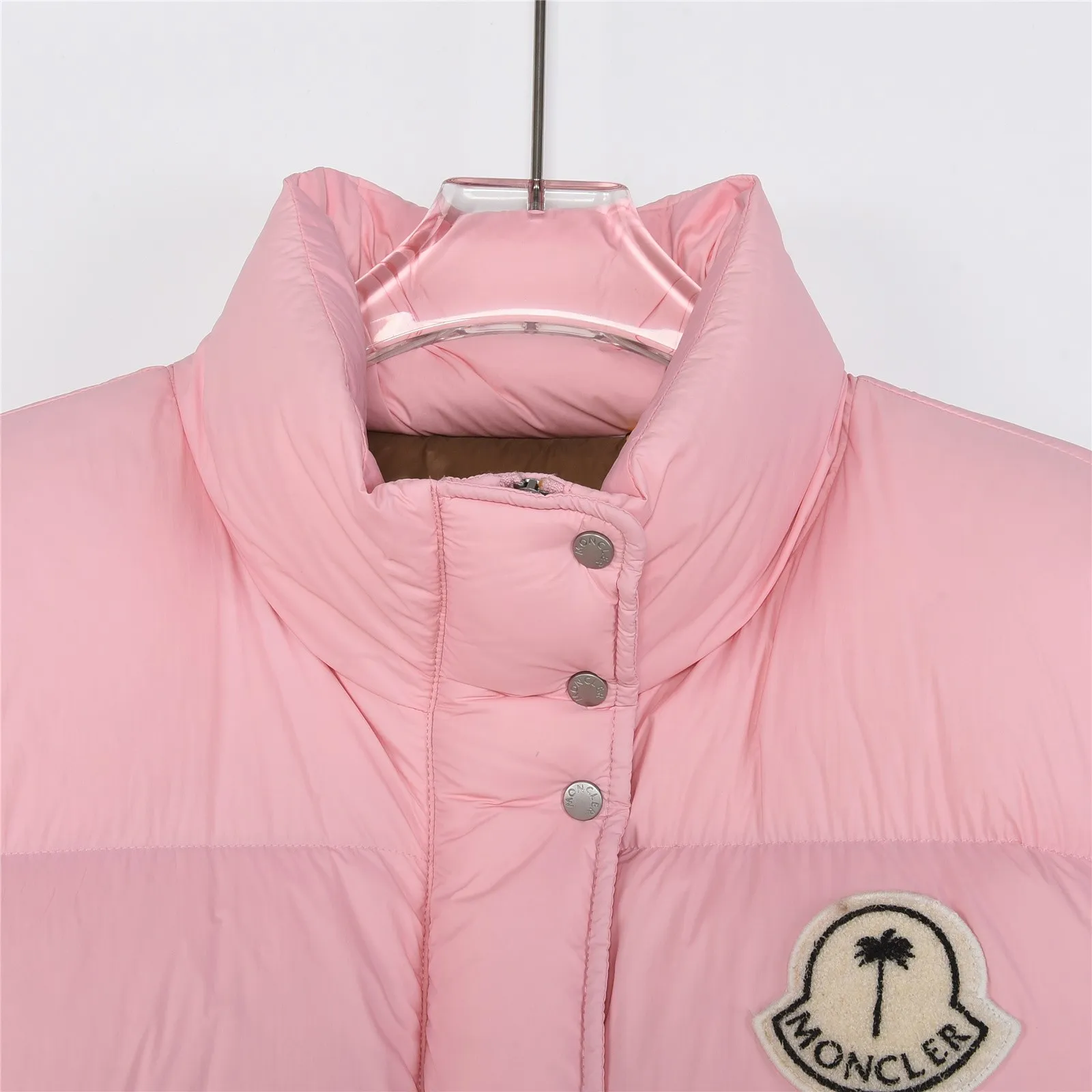 P1580 Mouth Angels joint limited edition large label down jacket #Monger Full of American retro style! ⚠️Short style with small stand-up collar, waterproof and anti-fouling fabric, 95 white duck down filling, the upper body is not heavy and warm, classic and timeless! On the chest is the joint logo of the two major brands, which is very special. Another design point is the zippers on the left and right sides, which are stitched with leather, which is very textured! If you look closely, you can see that even the steel seal on the zipper is the joint logo of the two brands. The whole thing is really full of sincerity!  SIZE:1# 2# 3# 4# 5# 6# [Details attached are size chart]