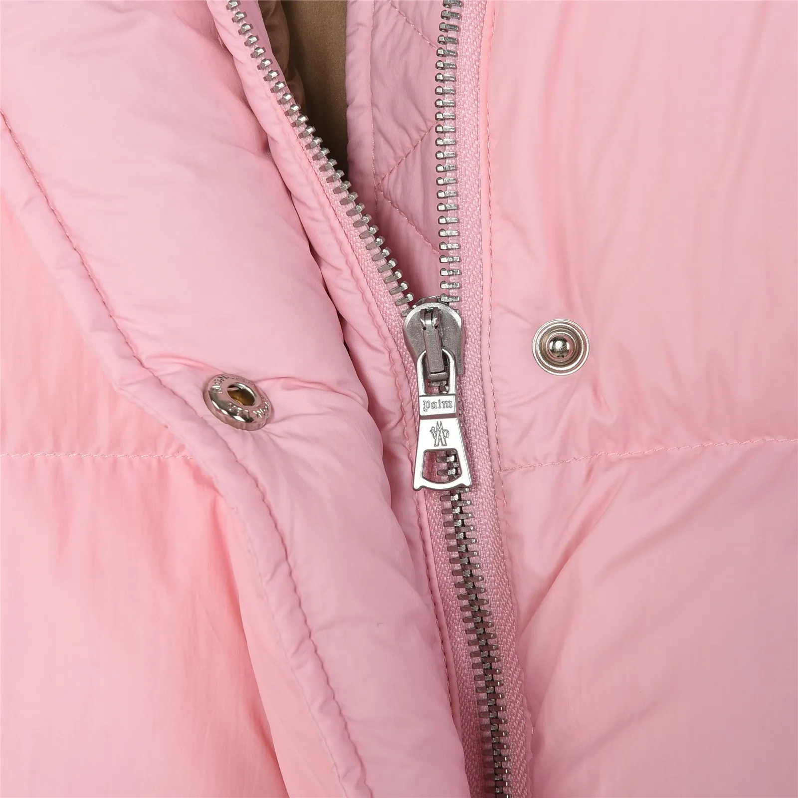 P1580 Mouth Angels joint limited edition large label down jacket #Monger Full of American retro style! ⚠️Short style with small stand-up collar, waterproof and anti-fouling fabric, 95 white duck down filling, the upper body is not heavy and warm, classic and timeless! On the chest is the joint logo of the two major brands, which is very special. Another design point is the zippers on the left and right sides, which are stitched with leather, which is very textured! If you look closely, you can see that even the steel seal on the zipper is the joint logo of the two brands. The whole thing is really full of sincerity!  SIZE:1# 2# 3# 4# 5# 6# [Details attached are size chart]