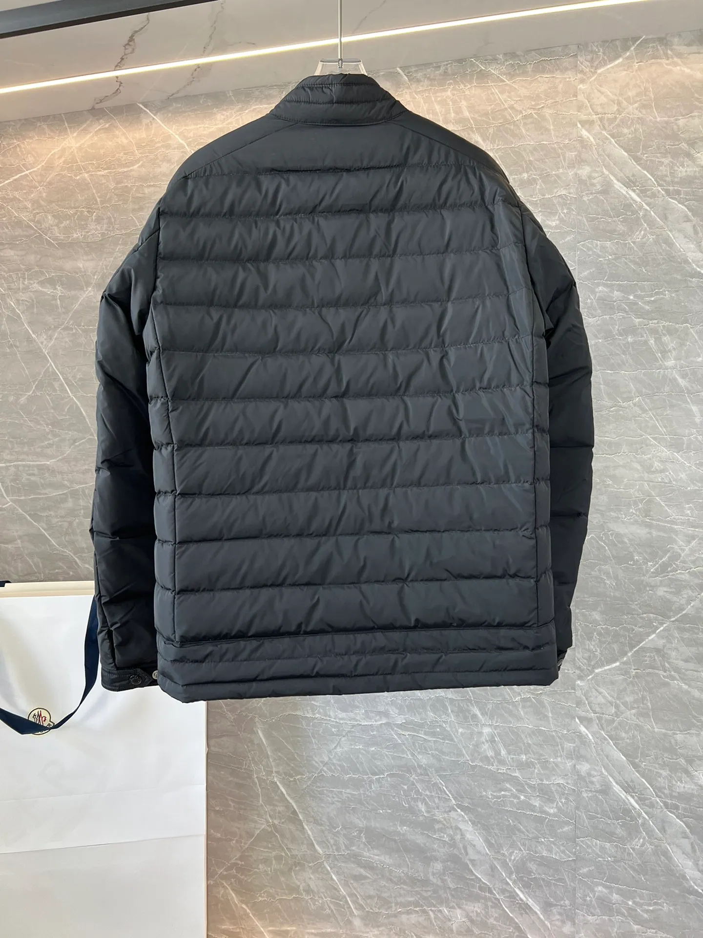 P800 hot item⬆️Moncler new fall and winter product perial men's short down jacket jacket 90 white duck down!  The Perial short down jacket is the epitome of avant-garde menswear, crafted from functional fabrics and featuring a striking design.  The Perial short down jacket is inspired by deep-sea exploration, with wavy quilting that resembles dynamic fish scales in the water. Made of water-repellent woven fabric that's both lightweight and warm. The shoulder line design has certain characteristics~ Size: 1-5.