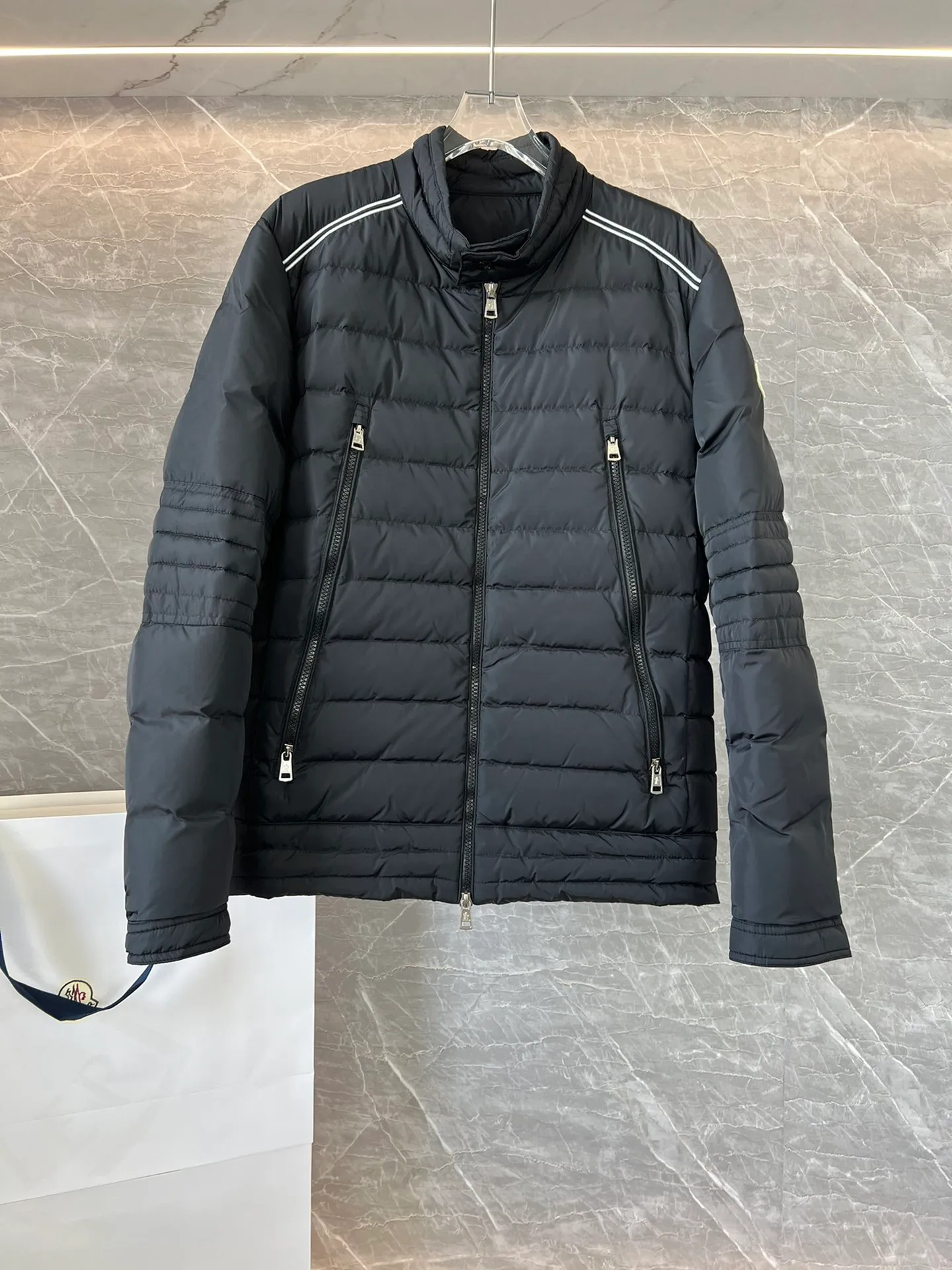 P800 hot item⬆️Moncler new fall and winter product perial men's short down jacket jacket 90 white duck down!  The Perial short down jacket is the epitome of avant-garde menswear, crafted from functional fabrics and featuring a striking design.  The Perial short down jacket is inspired by deep-sea exploration, with wavy quilting that resembles dynamic fish scales in the water. Made of water-repellent woven fabric that's both lightweight and warm. The shoulder line design has certain characteristics~ Size: 1-5.