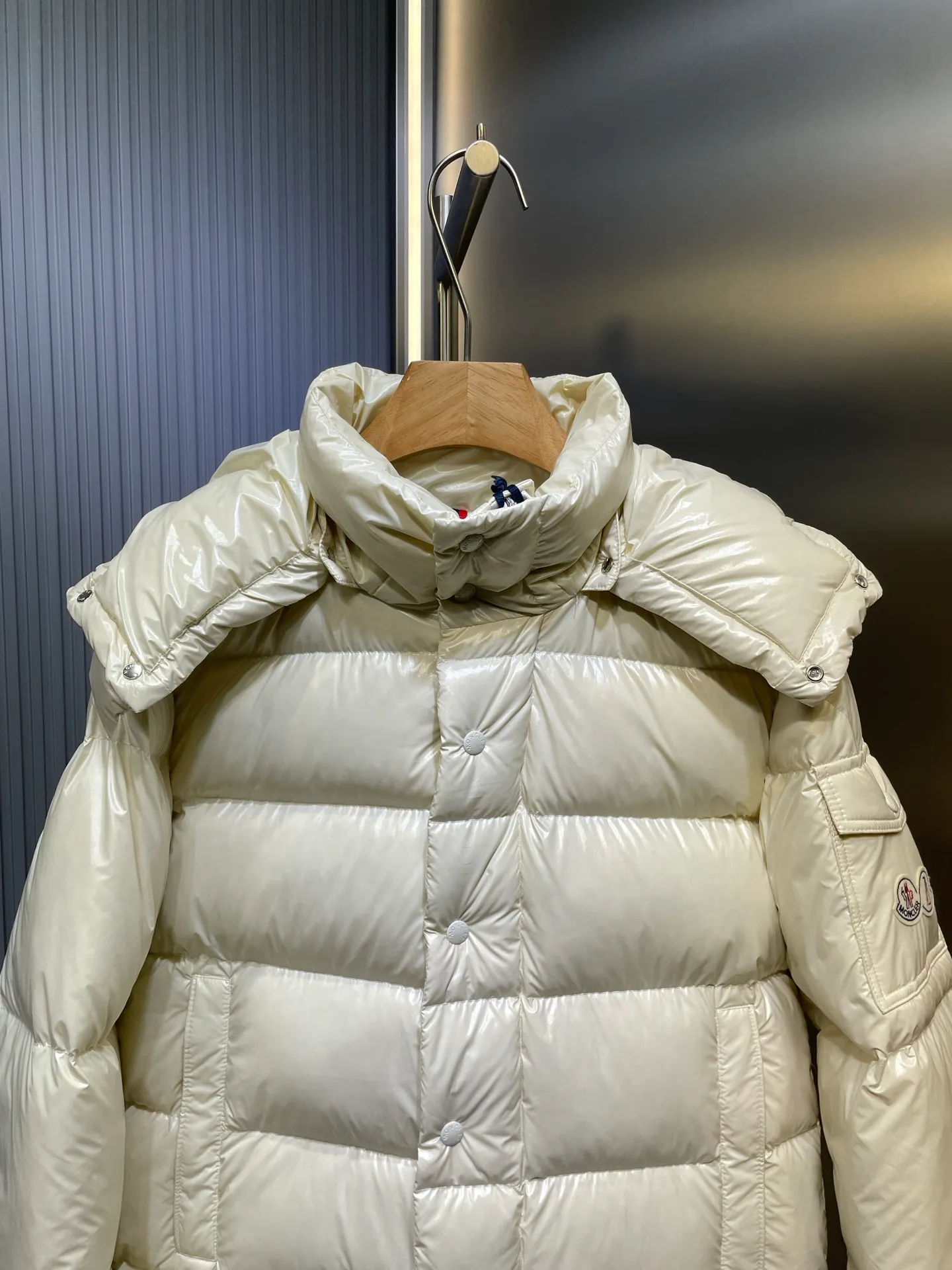 P1080 moncler special 🌟Highest quality Moncler Maya 70 winter short style. Goose down filled version. Moncler down is specially designed to celebrate the brand's 70th anniversary and is made of metallic nylon. Adhering to tradition and embracing innovation, Moncler Maya 70 combines the real world with the digital realm. This icon is interpreted in metallic colors and is available in limited edition Size: 1-5 Couple size