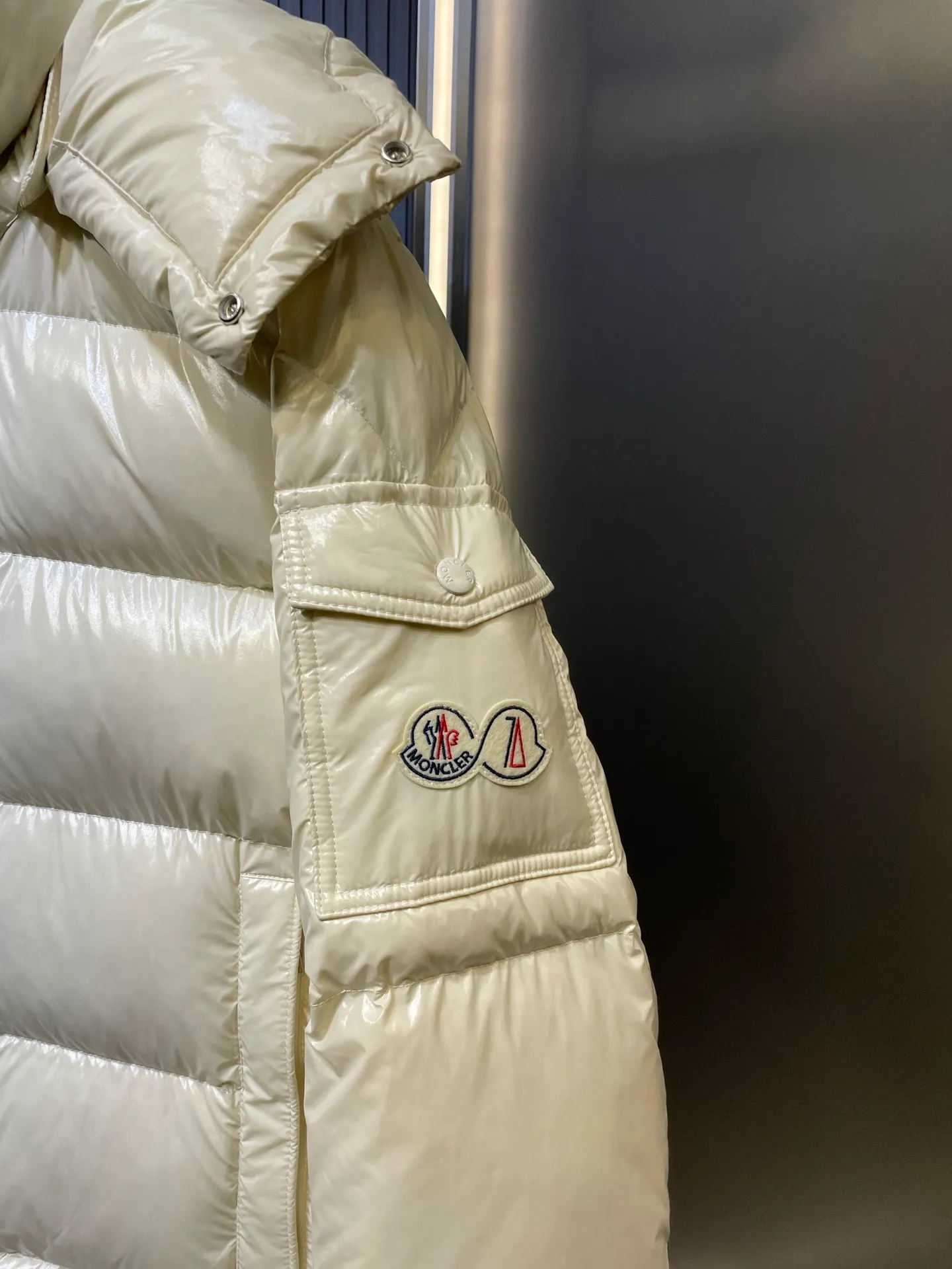 P1080 moncler special 🌟Highest quality Moncler Maya 70 winter short style. Goose down filled version. Moncler down is specially designed to celebrate the brand's 70th anniversary and is made of metallic nylon. Adhering to tradition and embracing innovation, Moncler Maya 70 combines the real world with the digital realm. This icon is interpreted in metallic colors and is available in limited edition Size: 1-5 Couple size