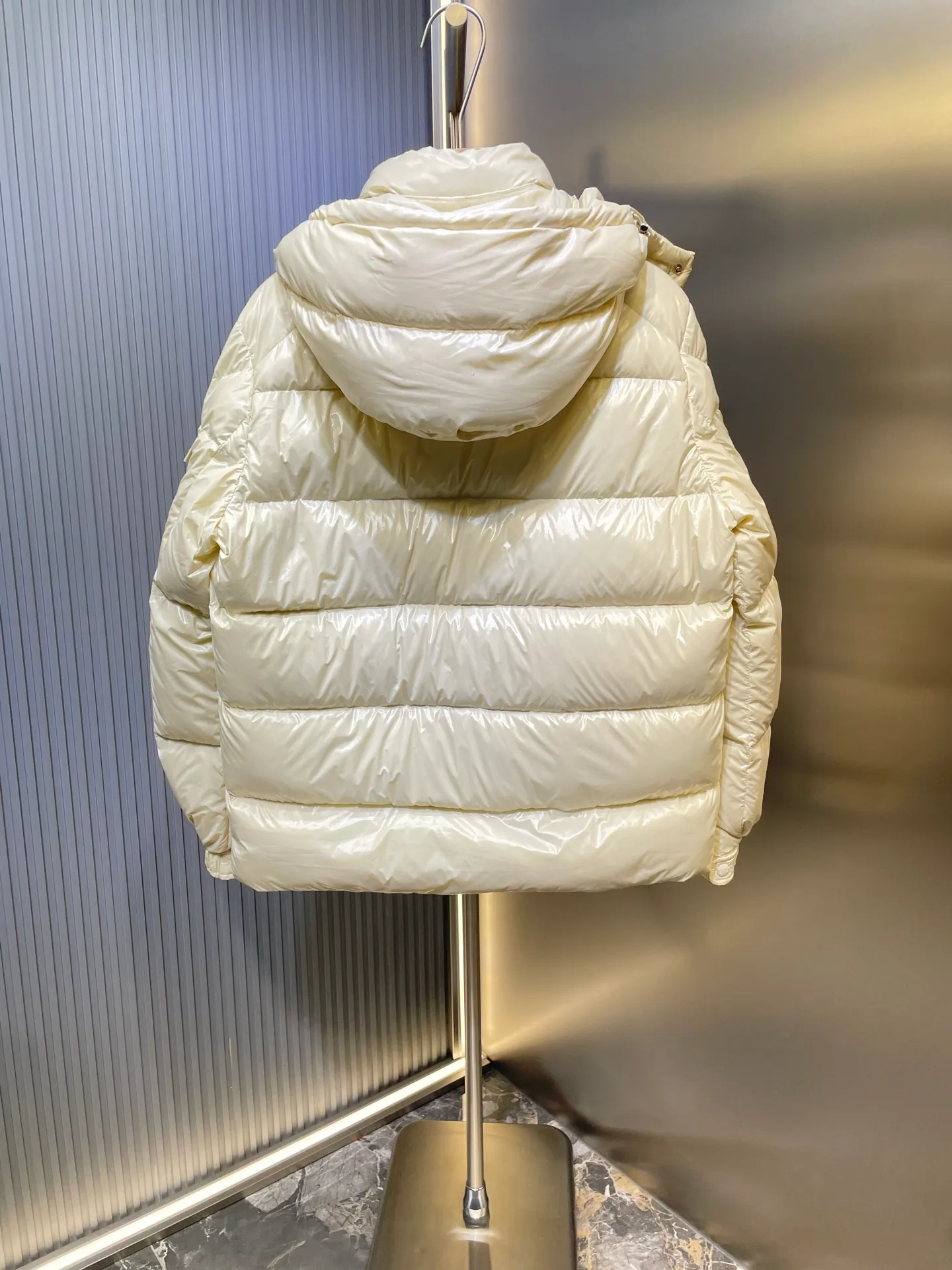 P1080 moncler special 🌟Highest quality Moncler Maya 70 winter short style. Goose down filled version. Moncler down is specially designed to celebrate the brand's 70th anniversary and is made of metallic nylon. Adhering to tradition and embracing innovation, Moncler Maya 70 combines the real world with the digital realm. This icon is interpreted in metallic colors and is available in limited edition Size: 1-5 Couple size