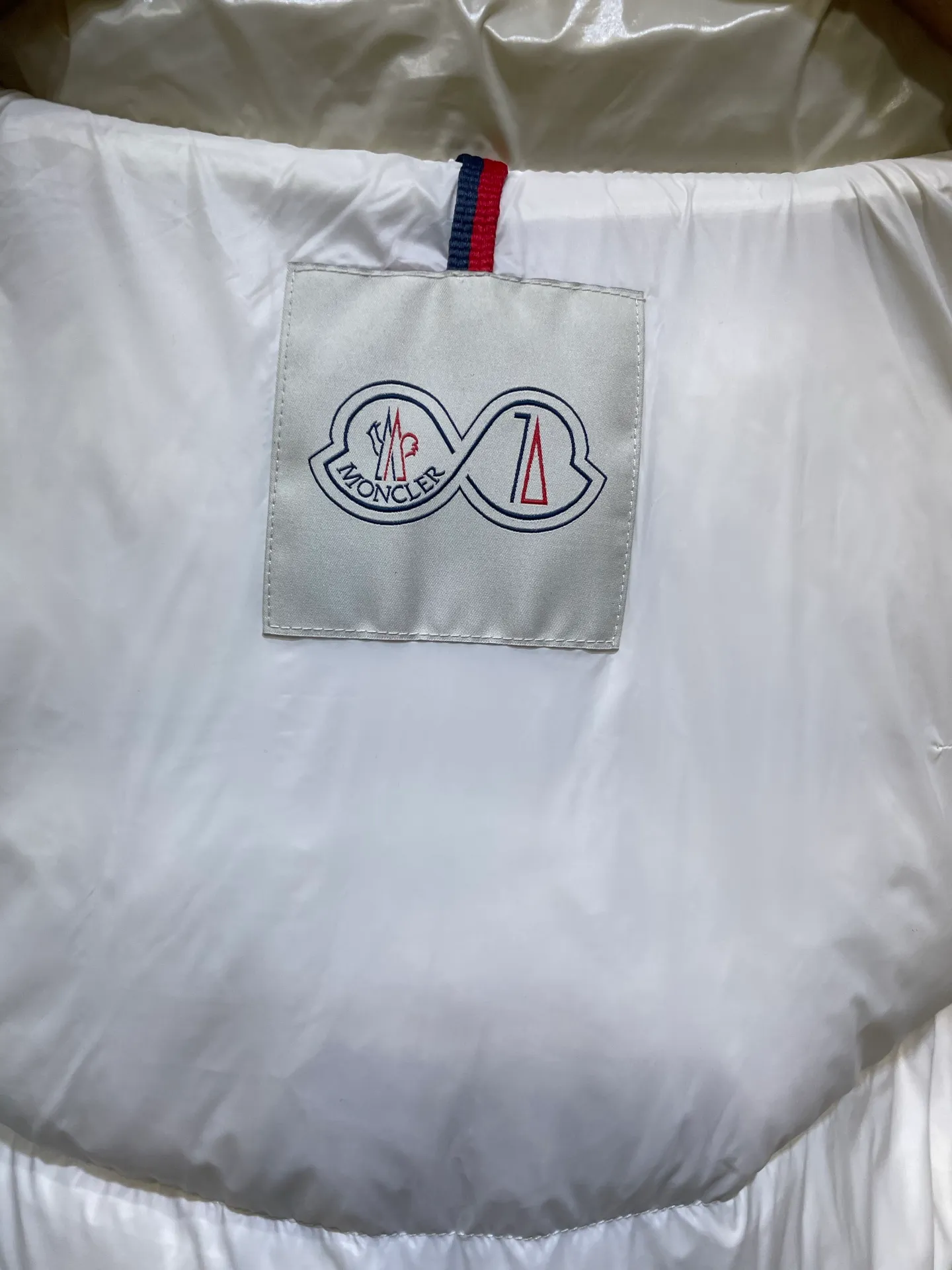 P1080 moncler special 🌟Highest quality Moncler Maya 70 winter short style. Goose down filled version. Moncler down is specially designed to celebrate the brand's 70th anniversary and is made of metallic nylon. Adhering to tradition and embracing innovation, Moncler Maya 70 combines the real world with the digital realm. This icon is interpreted in metallic colors and is available in limited edition Size: 1-5 Couple size