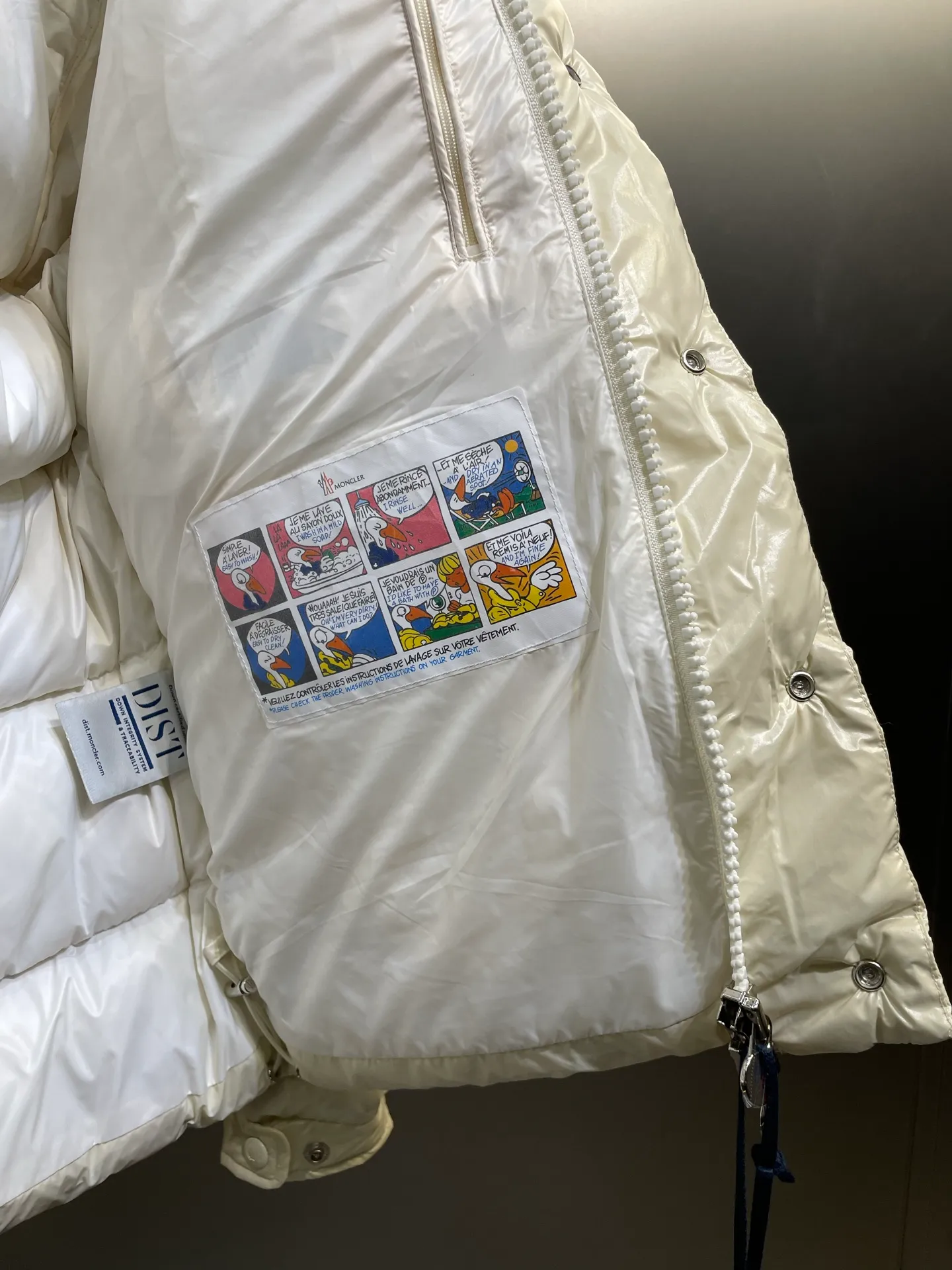 P1080 moncler special 🌟Highest quality Moncler Maya 70 winter short style. Goose down filled version. Moncler down is specially designed to celebrate the brand's 70th anniversary and is made of metallic nylon. Adhering to tradition and embracing innovation, Moncler Maya 70 combines the real world with the digital realm. This icon is interpreted in metallic colors and is available in limited edition Size: 1-5 Couple size