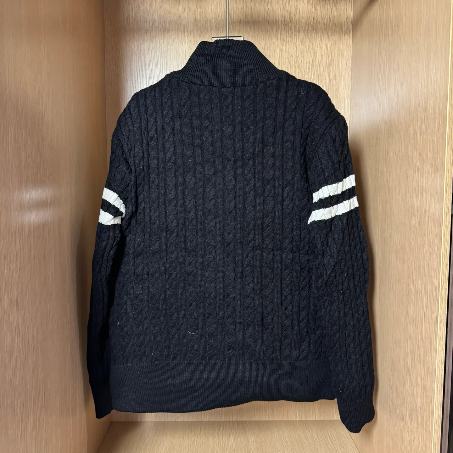 P560 Style number: T33 Moncler's new winter stand-up collar wool knitted splicing down jacket. The entire set is lined with windproof and warm. The official website is synchronized. It is the same style for men and women. It is made of 90 white duck down. The upper part of the whole dress is light, comfortable, simple, luxurious, exquisite and versatile. It is a high-end luxury down jacket item with a very outstanding temperament and is made in a classic college style. The knitted part is 37 wool spliced, and the soft and elegant knitted sleeve splicing design adds to the unique luxury retro style. The classic LOGO craftsmanship on the sleeves perfectly highlights the brand performance and recognition of this style. Stand-up collar design Fitted straight version, zipper closure, M knitted spliced down jacket front width 90 velvet filling, splicing is made of wool, sleeves are decorated with patch badges, stand-up collar zipper closure, double side pocket design is practical and convenient❗️ The overall shape configuration is also biased toward slimming to create an upper body that can better modify the lines and beauty of the body shape. The hands and feet naturally have a sense of high-end accent. The sleeves are made of knitted material, which has both comfort and style, elegance and nobility. The stitching uses the first line and then separated velvet filling technology. The craftsmanship is very sophisticated and there is no velvet running! The four-layer inner liner further reduces the possibility of velvet lining on the inside! It truly locks the down and the temperature! High-quality down! European standard 90 down standard! There is no choice in fill power, down filling, and feel! You can hardly feel the lint, let alone worry about velvet problem. Produced by a large factory, with original hardware and accessories, and fine workmanship! The men's and women's same-style patchwork knitted quilted down stand-collar jacket is on sale simultaneously on the official website!  Color: Temperament Black Iceland Gray
