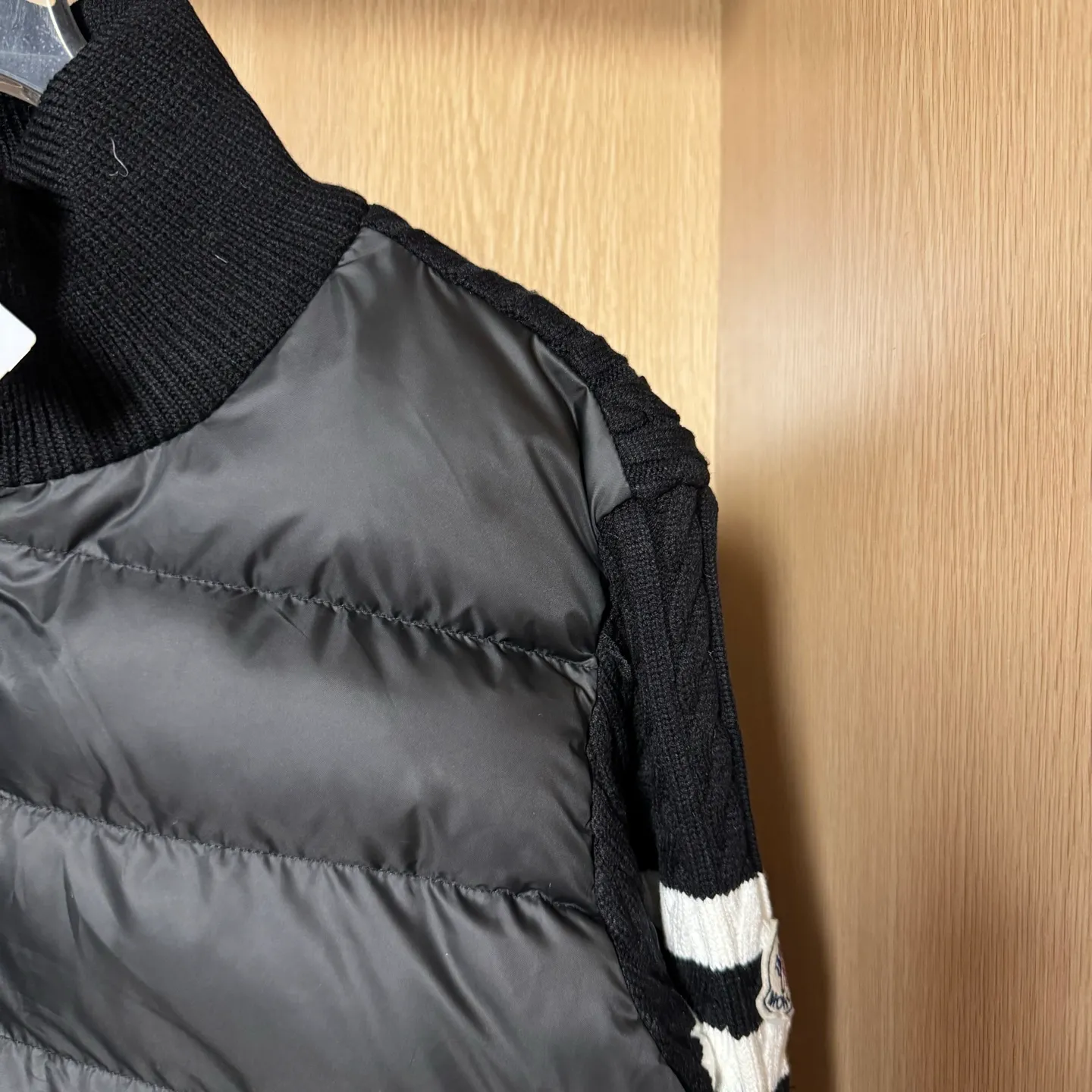 P560 Style number: T33 Moncler's new winter stand-up collar wool knitted splicing down jacket. The entire set is lined with windproof and warm. The official website is synchronized. It is the same style for men and women. It is made of 90 white duck down. The upper part of the whole dress is light, comfortable, simple, luxurious, exquisite and versatile. It is a high-end luxury down jacket item with a very outstanding temperament and is made in a classic college style. The knitted part is 37 wool spliced, and the soft and elegant knitted sleeve splicing design adds to the unique luxury retro style. The classic LOGO craftsmanship on the sleeves perfectly highlights the brand performance and recognition of this style. Stand-up collar design Fitted straight version, zipper closure, M knitted spliced down jacket front width 90 velvet filling, splicing is made of wool, sleeves are decorated with patch badges, stand-up collar zipper closure, double side pocket design is practical and convenient❗️ The overall shape configuration is also biased toward slimming to create an upper body that can better modify the lines and beauty of the body shape. The hands and feet naturally have a sense of high-end accent. The sleeves are made of knitted material, which has both comfort and style, elegance and nobility. The stitching uses the first line and then separated velvet filling technology. The craftsmanship is very sophisticated and there is no velvet running! The four-layer inner liner further reduces the possibility of velvet lining on the inside! It truly locks the down and the temperature! High-quality down! European standard 90 down standard! There is no choice in fill power, down filling, and feel! You can hardly feel the lint, let alone worry about velvet problem. Produced by a large factory, with original hardware and accessories, and fine workmanship! The men's and women's same-style patchwork knitted quilted down stand-collar jacket is on sale simultaneously on the official website!  Color: Temperament Black Iceland Gray