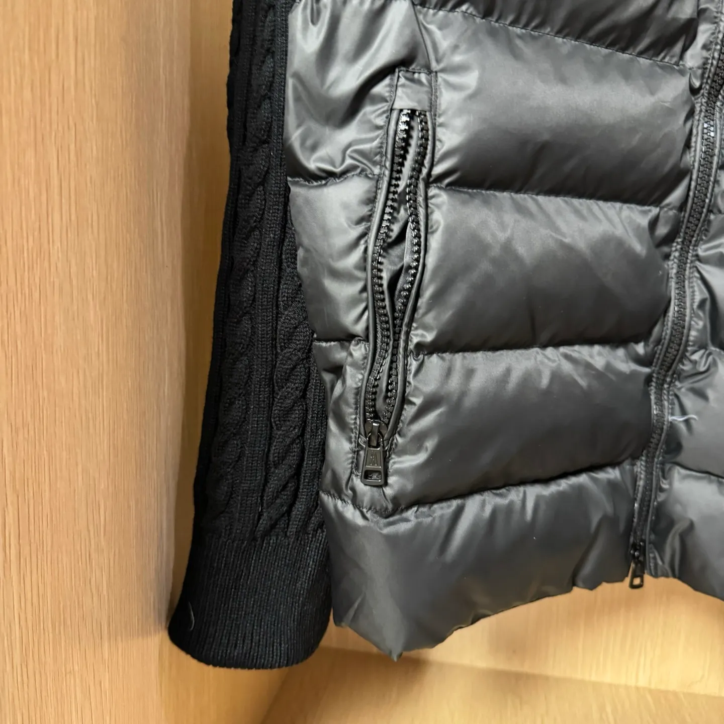 P560 Style number: T33 Moncler's new winter stand-up collar wool knitted splicing down jacket. The entire set is lined with windproof and warm. The official website is synchronized. It is the same style for men and women. It is made of 90 white duck down. The upper part of the whole dress is light, comfortable, simple, luxurious, exquisite and versatile. It is a high-end luxury down jacket item with a very outstanding temperament and is made in a classic college style. The knitted part is 37 wool spliced, and the soft and elegant knitted sleeve splicing design adds to the unique luxury retro style. The classic LOGO craftsmanship on the sleeves perfectly highlights the brand performance and recognition of this style. Stand-up collar design Fitted straight version, zipper closure, M knitted spliced down jacket front width 90 velvet filling, splicing is made of wool, sleeves are decorated with patch badges, stand-up collar zipper closure, double side pocket design is practical and convenient❗️ The overall shape configuration is also biased toward slimming to create an upper body that can better modify the lines and beauty of the body shape. The hands and feet naturally have a sense of high-end accent. The sleeves are made of knitted material, which has both comfort and style, elegance and nobility. The stitching uses the first line and then separated velvet filling technology. The craftsmanship is very sophisticated and there is no velvet running! The four-layer inner liner further reduces the possibility of velvet lining on the inside! It truly locks the down and the temperature! High-quality down! European standard 90 down standard! There is no choice in fill power, down filling, and feel! You can hardly feel the lint, let alone worry about velvet problem. Produced by a large factory, with original hardware and accessories, and fine workmanship! The men's and women's same-style patchwork knitted quilted down stand-collar jacket is on sale simultaneously on the official website!  Color: Temperament Black Iceland Gray